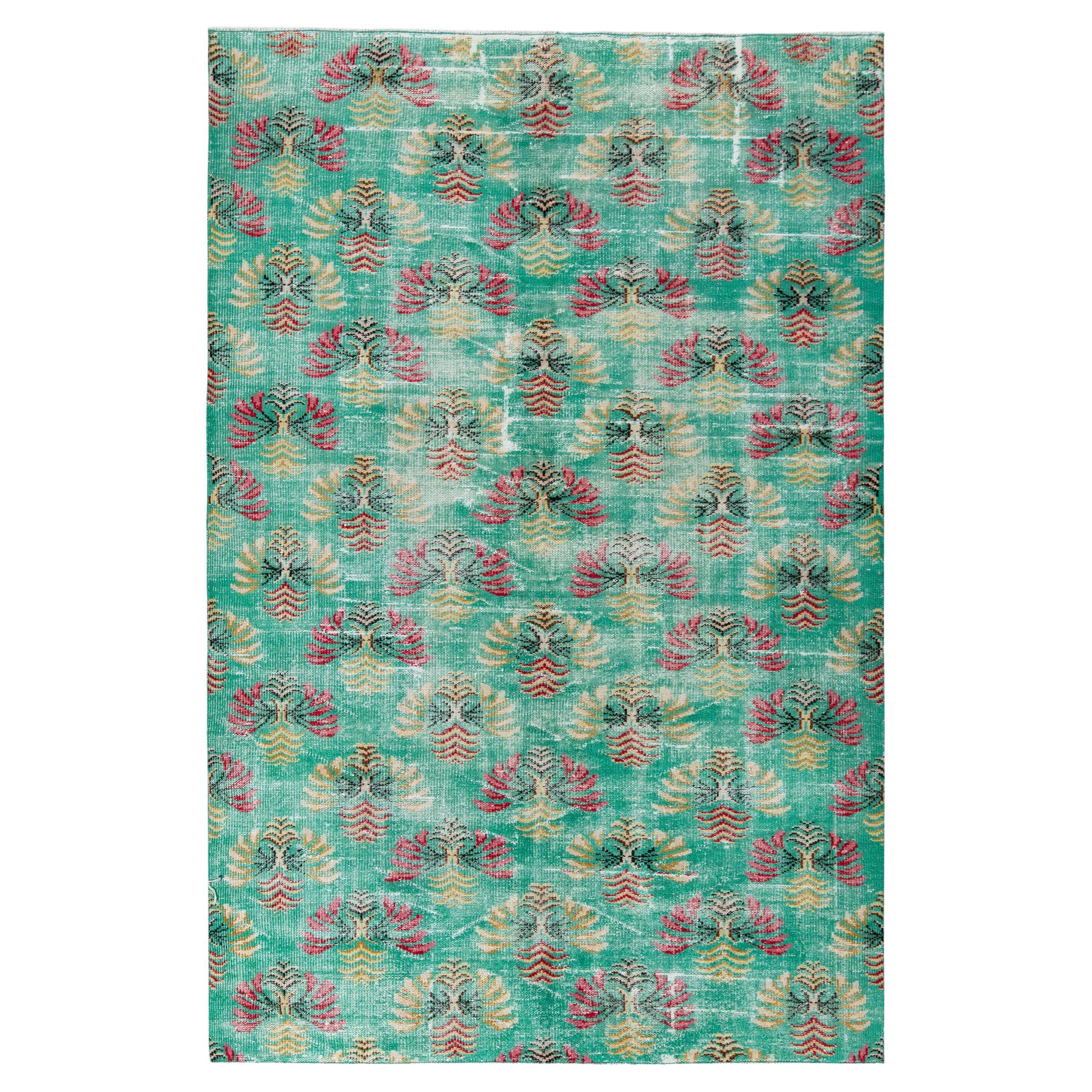 Tapis vintage vert vieilli du milieu du siècle dernier, avec motif sur tout le pourtour par Rug & Kilim