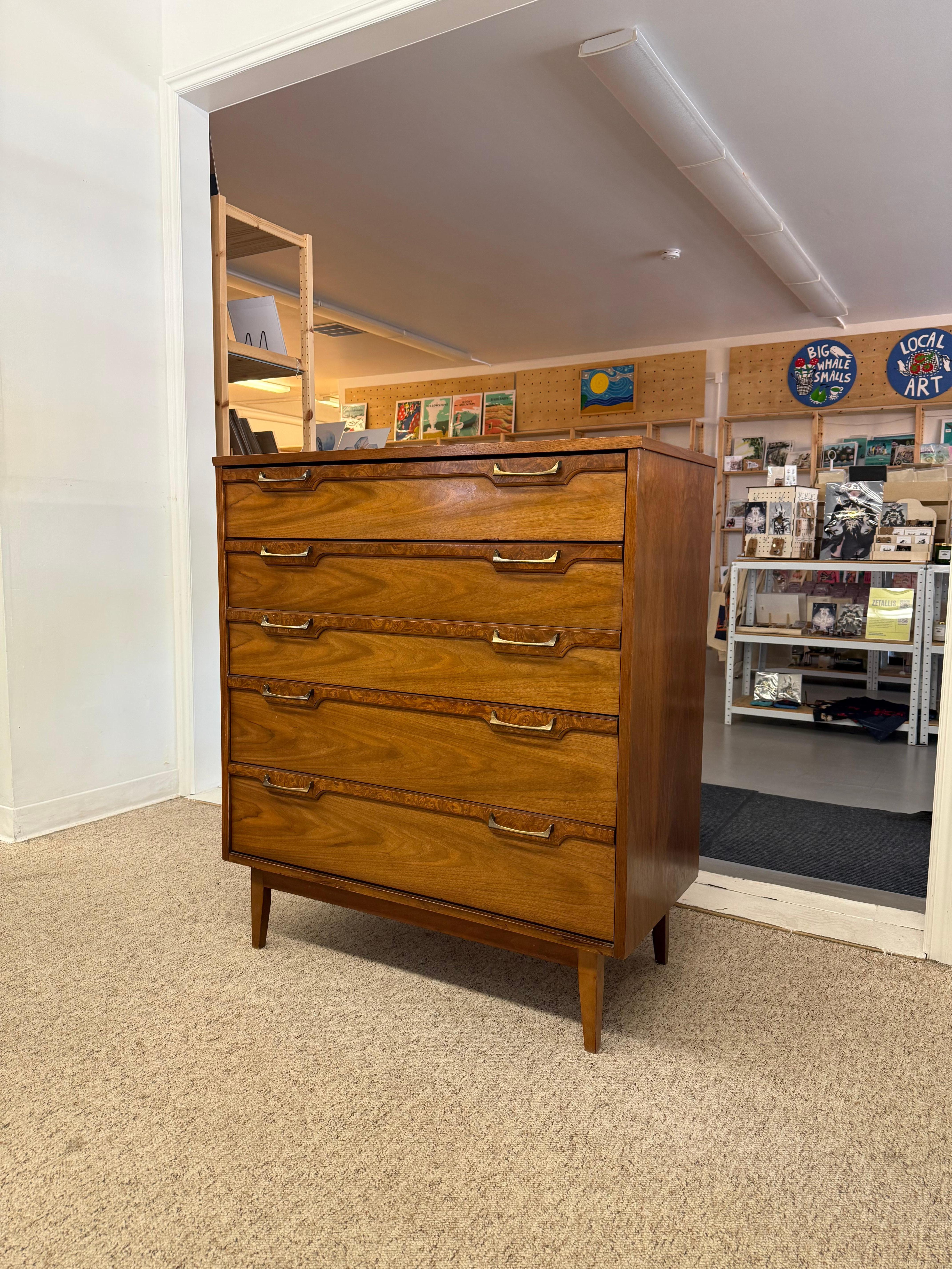 Commode vintage du milieu du siècle avec accents en ronce de noyer et  Quincaillerie en laiton. en vente 4
