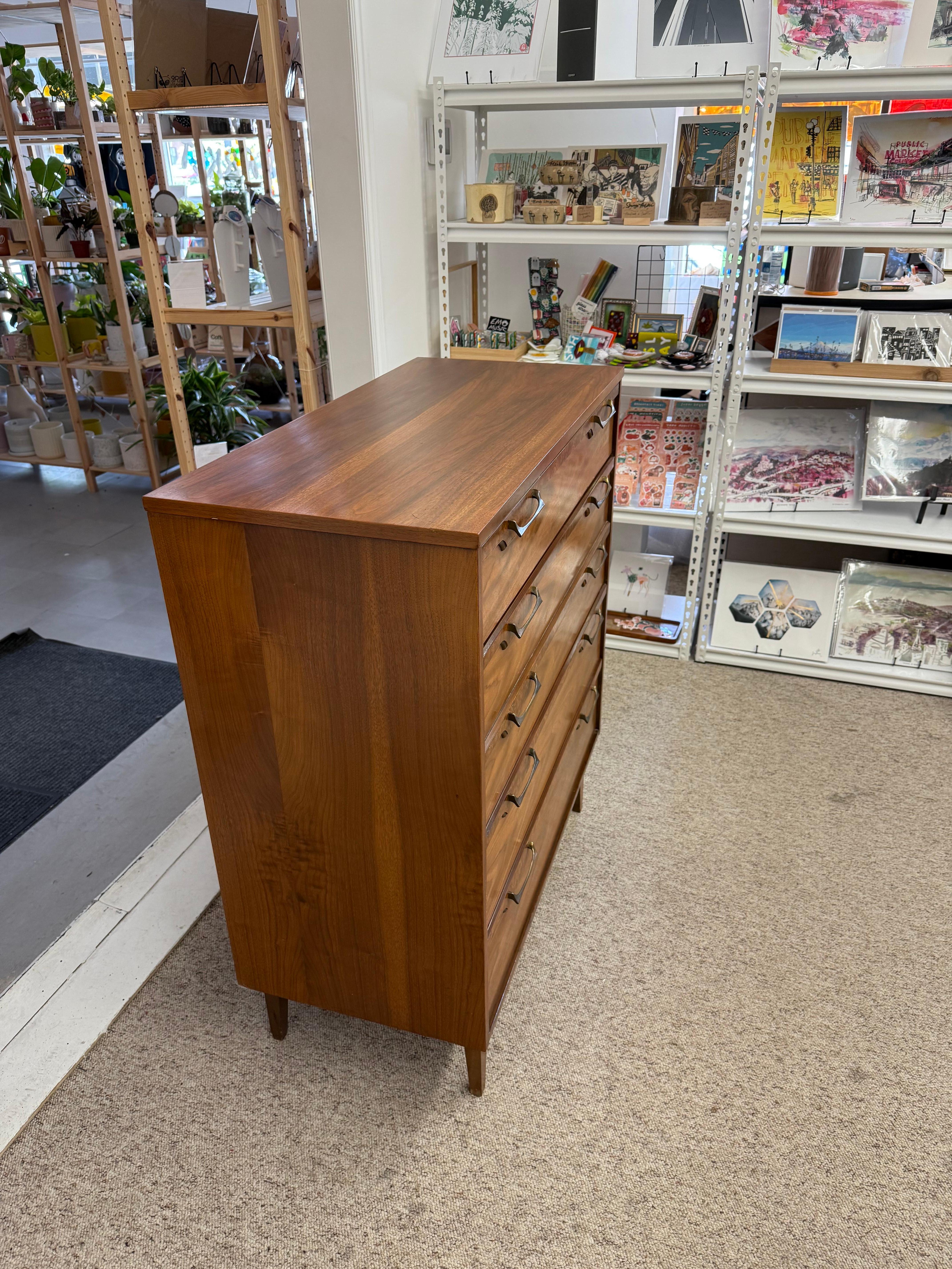 Commode vintage du milieu du siècle avec accents en ronce de noyer et  Quincaillerie en laiton. en vente 5