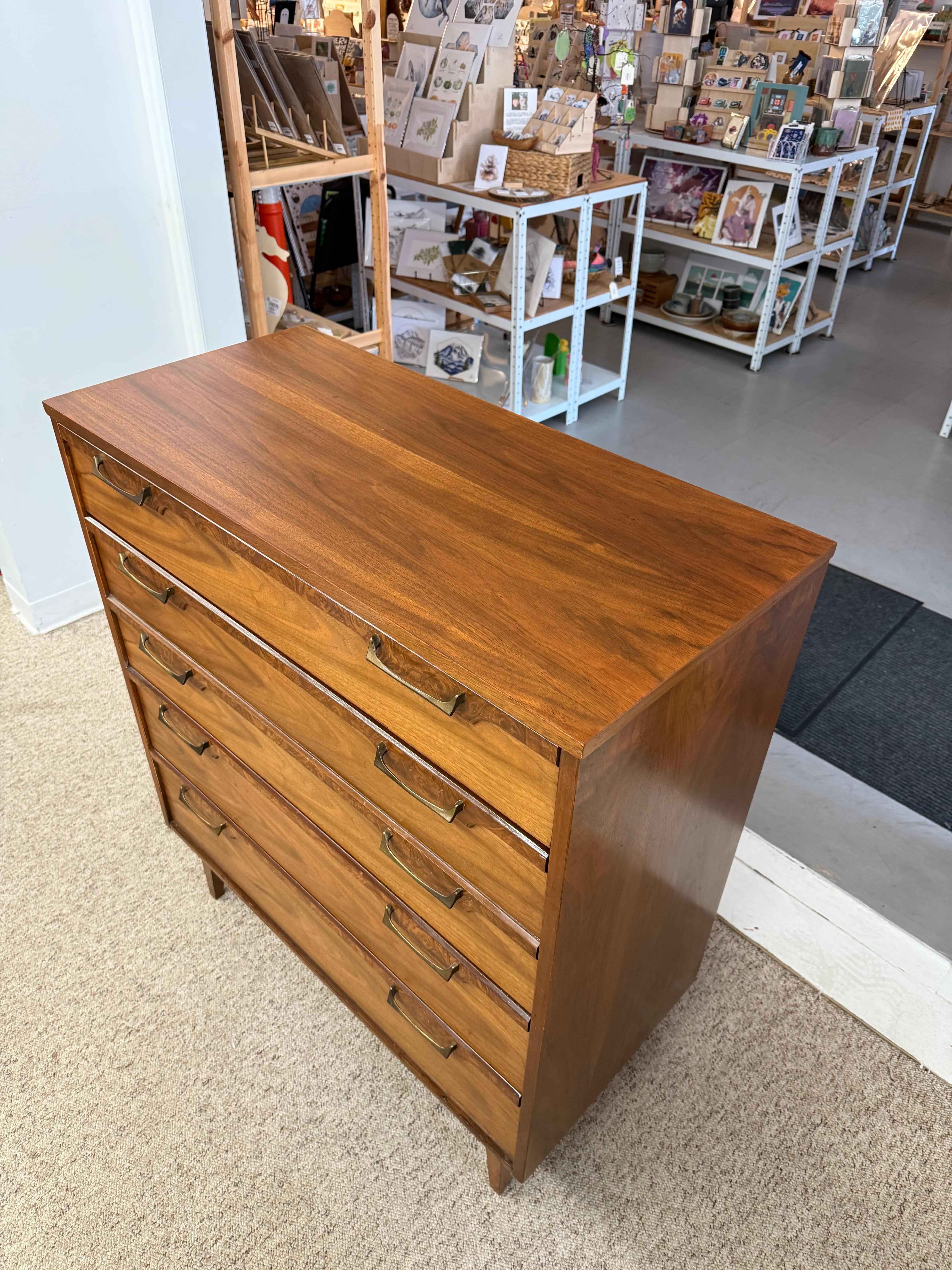 Commode vintage du milieu du siècle avec accents en ronce de noyer et  Quincaillerie en laiton. en vente 6
