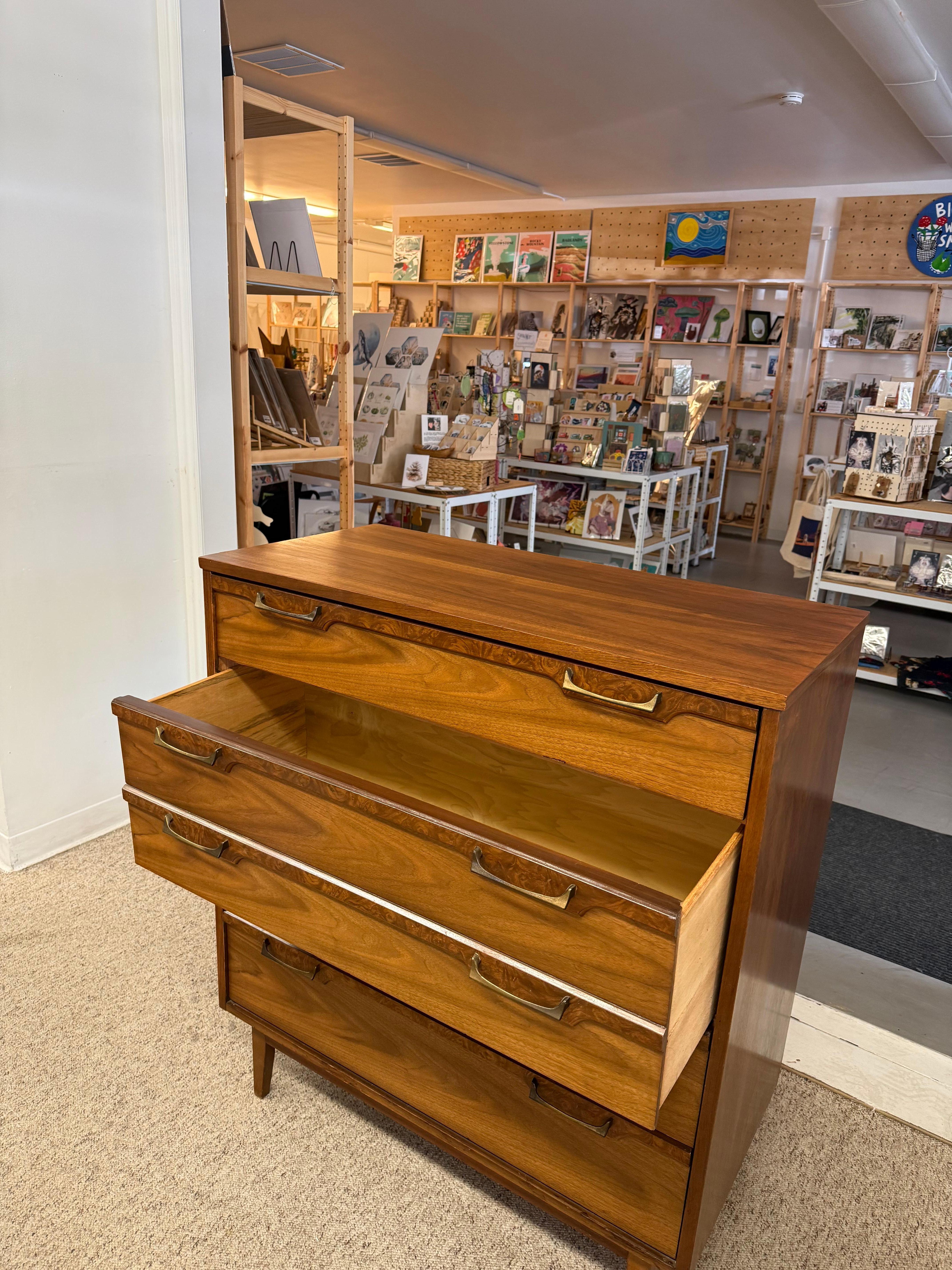Commode vintage du milieu du siècle avec accents en ronce de noyer et  Quincaillerie en laiton. en vente 7