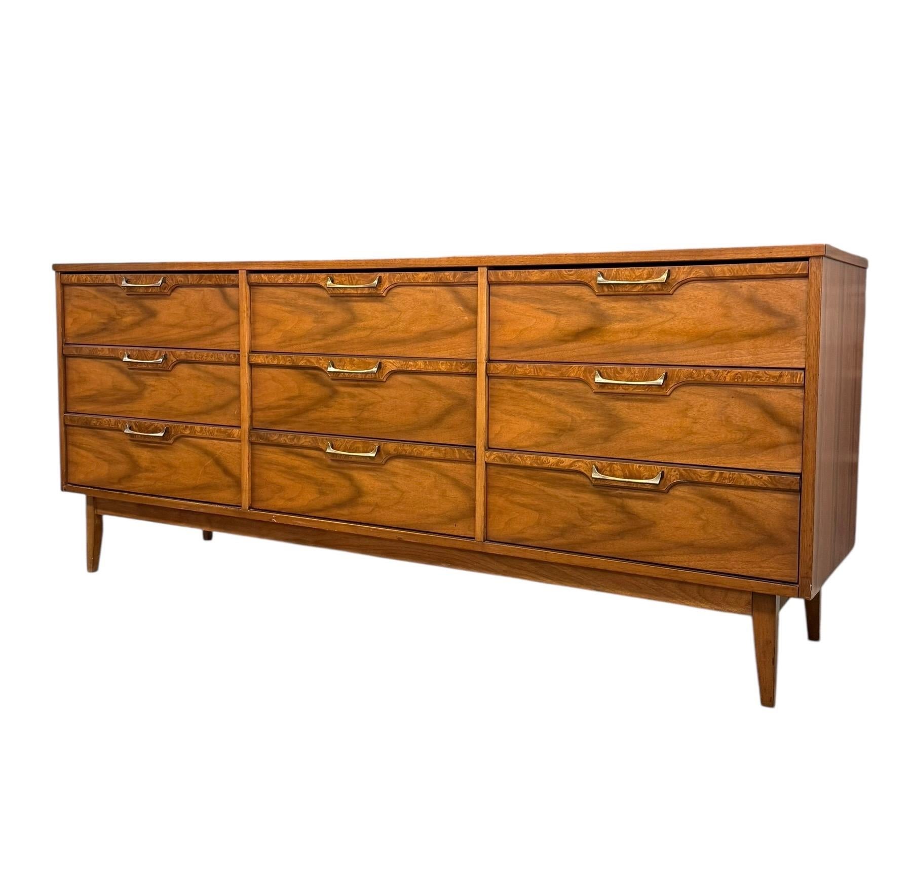 L'ensemble se compose de deux pièces : une haute commode à quatre tiroirs et une longue commode à neuf tiroirs, toutes deux dotées d'une riche finition en noyer avec des accents de grain de bois et de ronce bien visibles. Le design comprend des