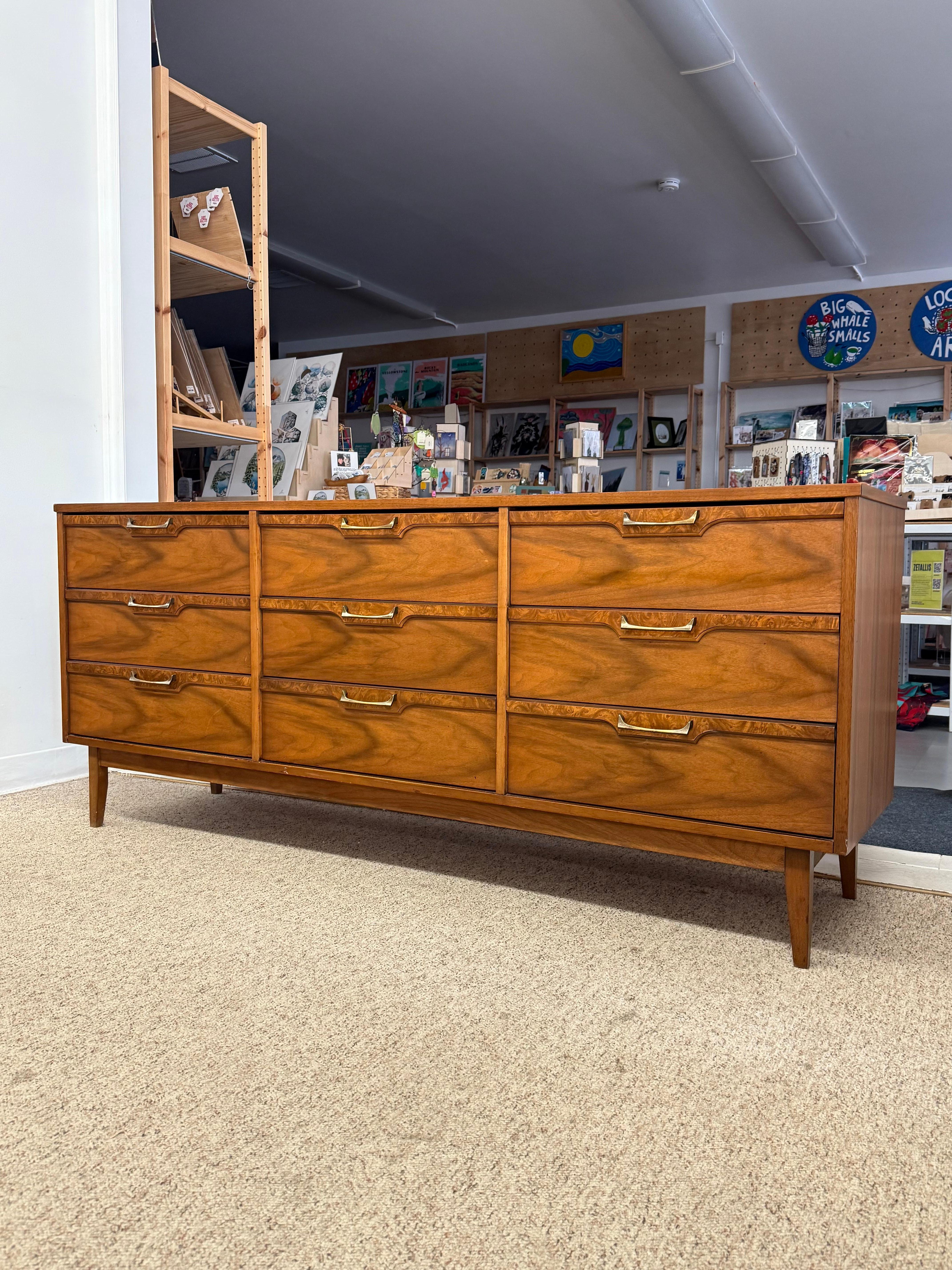 Commode vintage du milieu du siècle avec accents en ronce de noyer et  Quincaillerie en laiton. Bon état - En vente à Seattle, WA