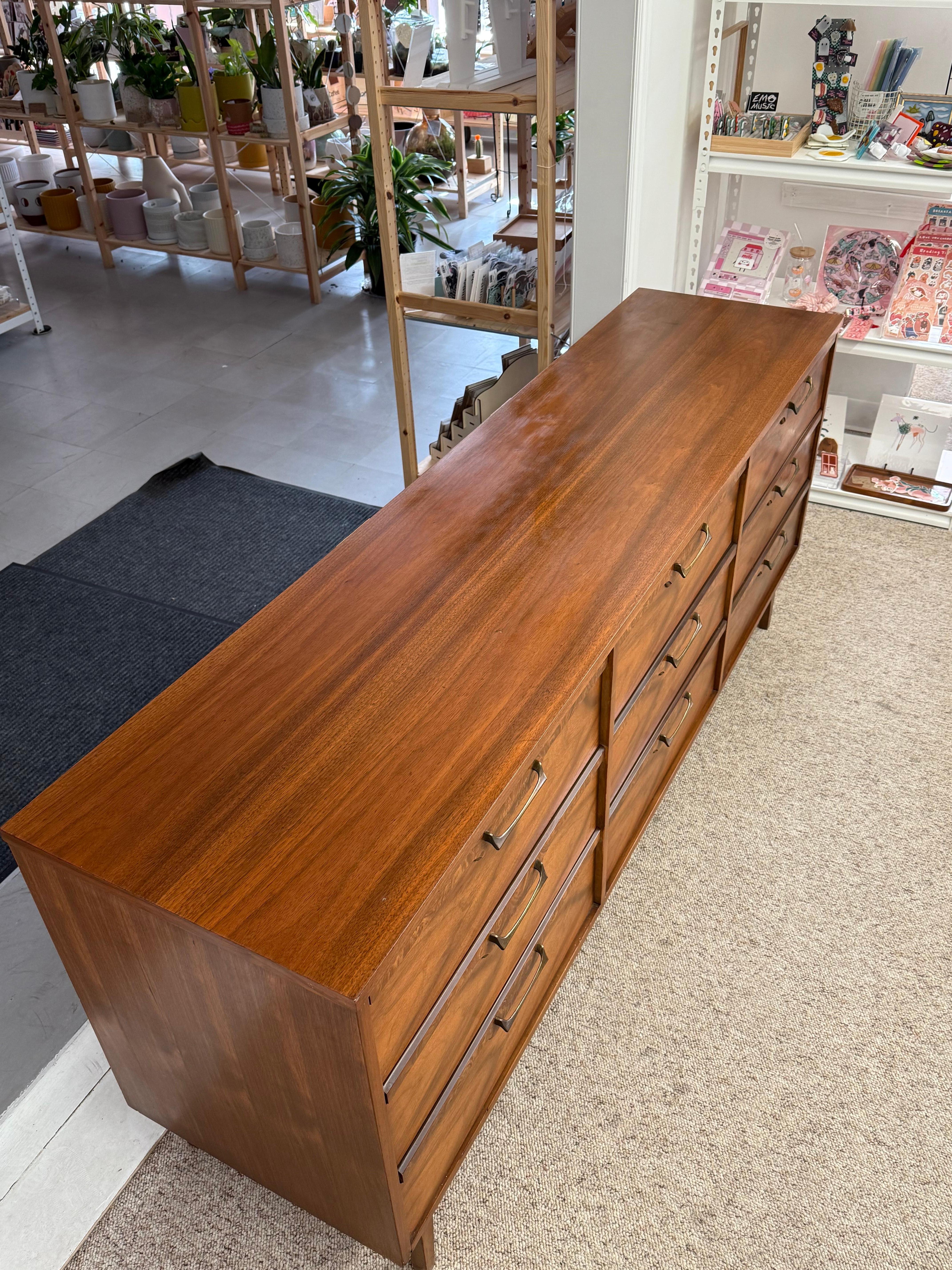 Milieu du XXe siècle Commode vintage du milieu du siècle avec accents en ronce de noyer et  Quincaillerie en laiton. en vente