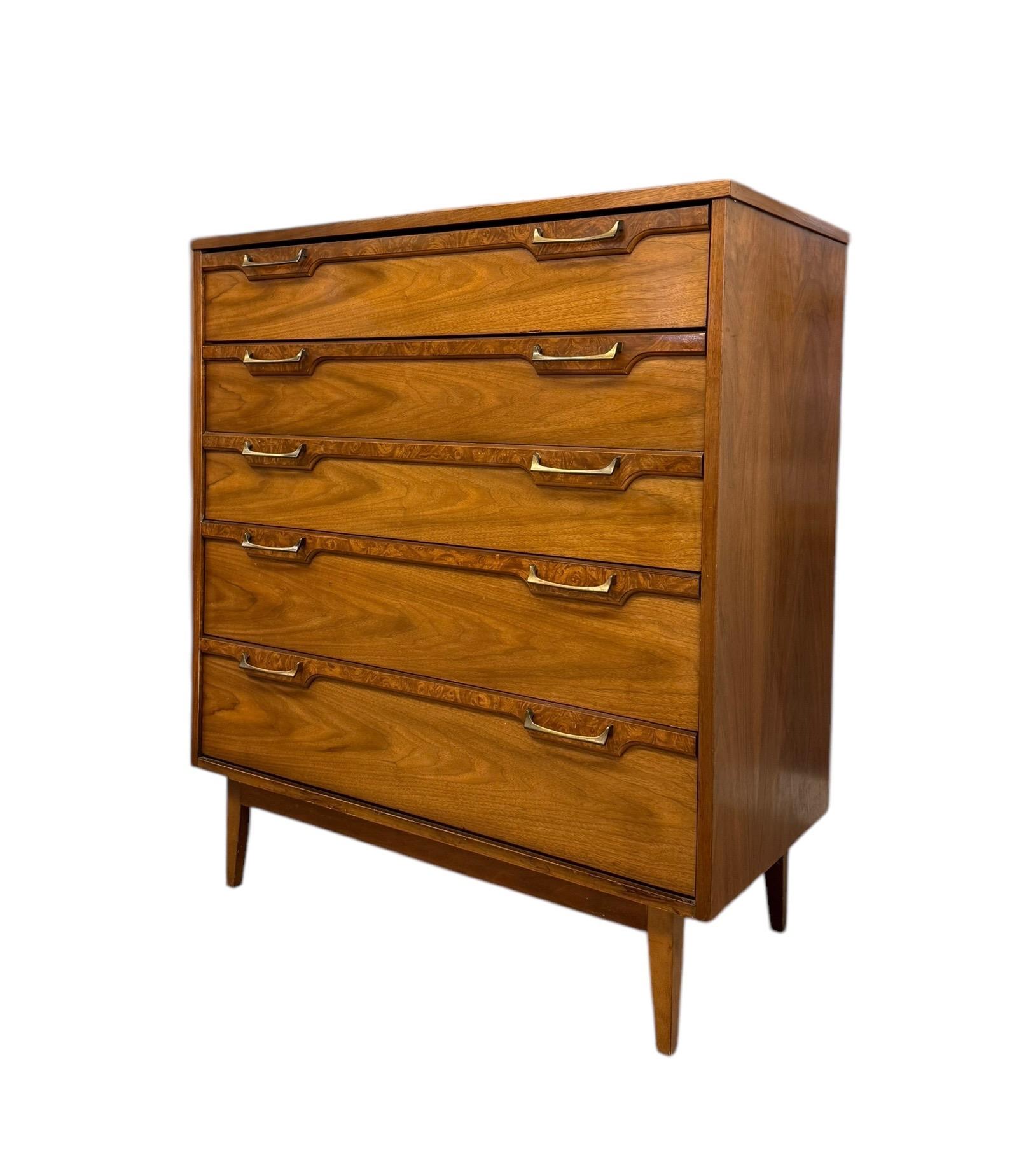 Commode vintage du milieu du siècle avec accents en ronce de noyer et  Quincaillerie en laiton. en vente 2