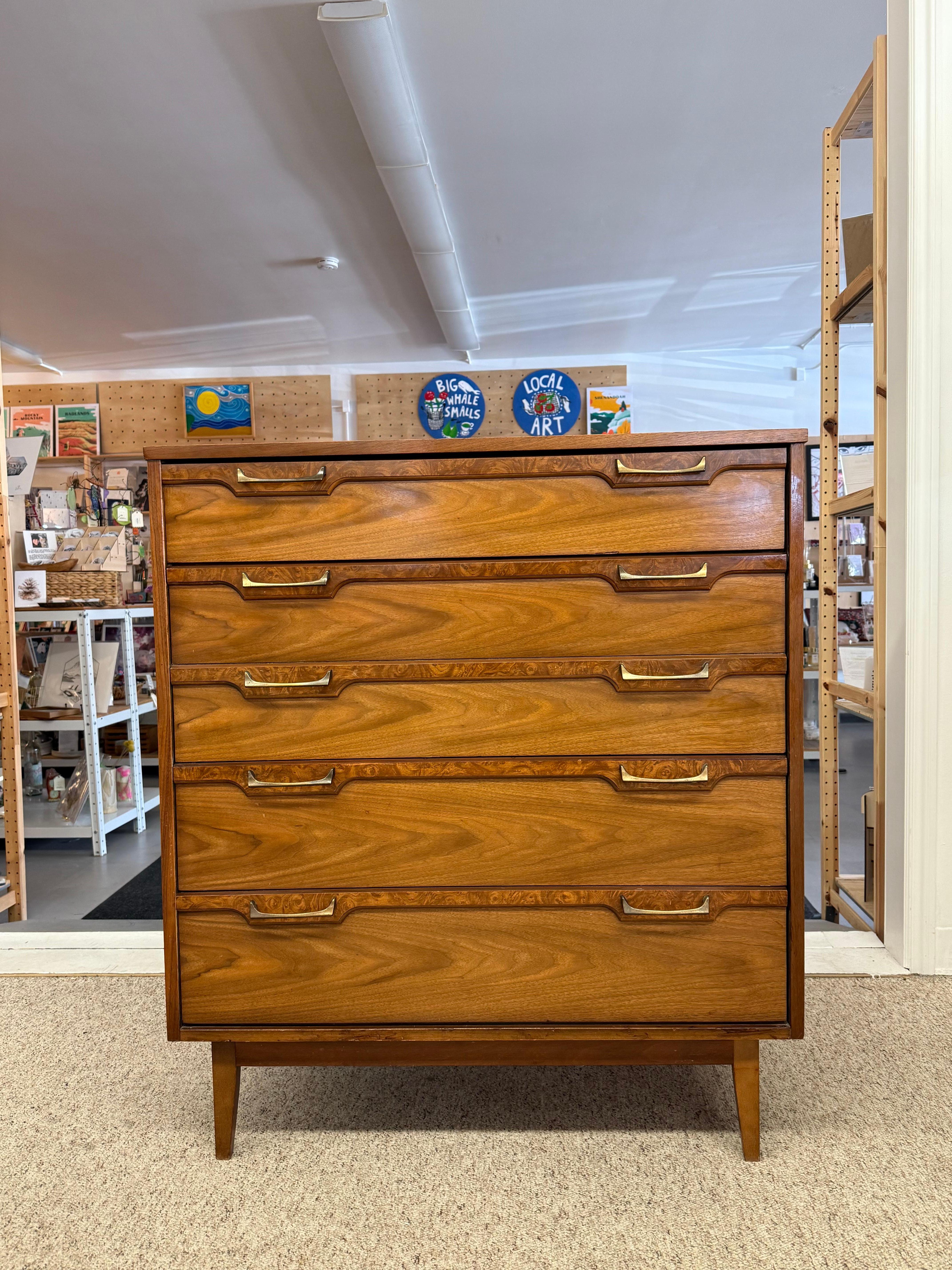 Commode vintage du milieu du siècle avec accents en ronce de noyer et  Quincaillerie en laiton. en vente 3