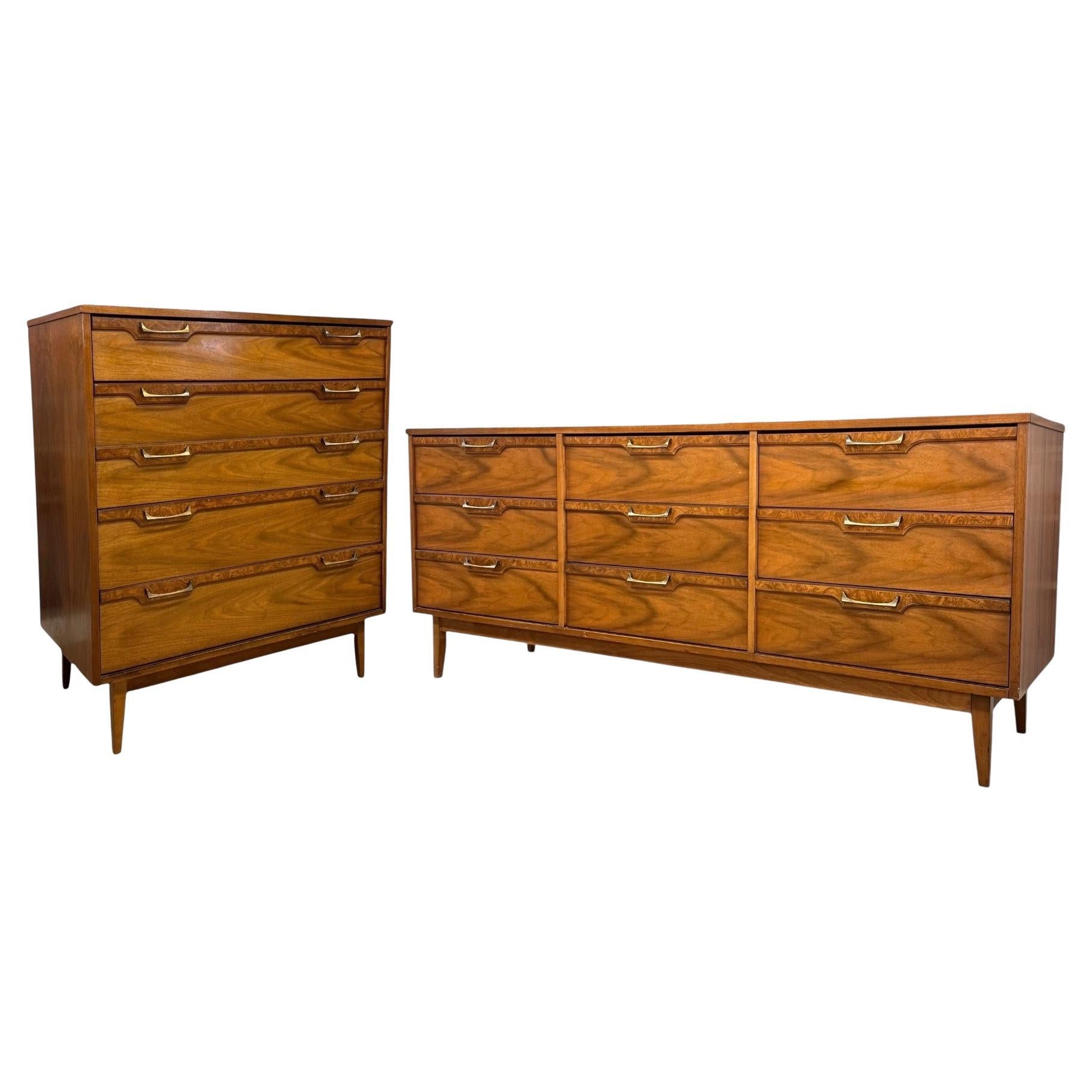 Commode vintage du milieu du siècle avec accents en ronce de noyer et  Quincaillerie en laiton.