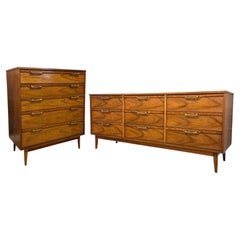 Commode vintage du milieu du siècle avec accents en ronce de noyer et  Quincaillerie en laiton.