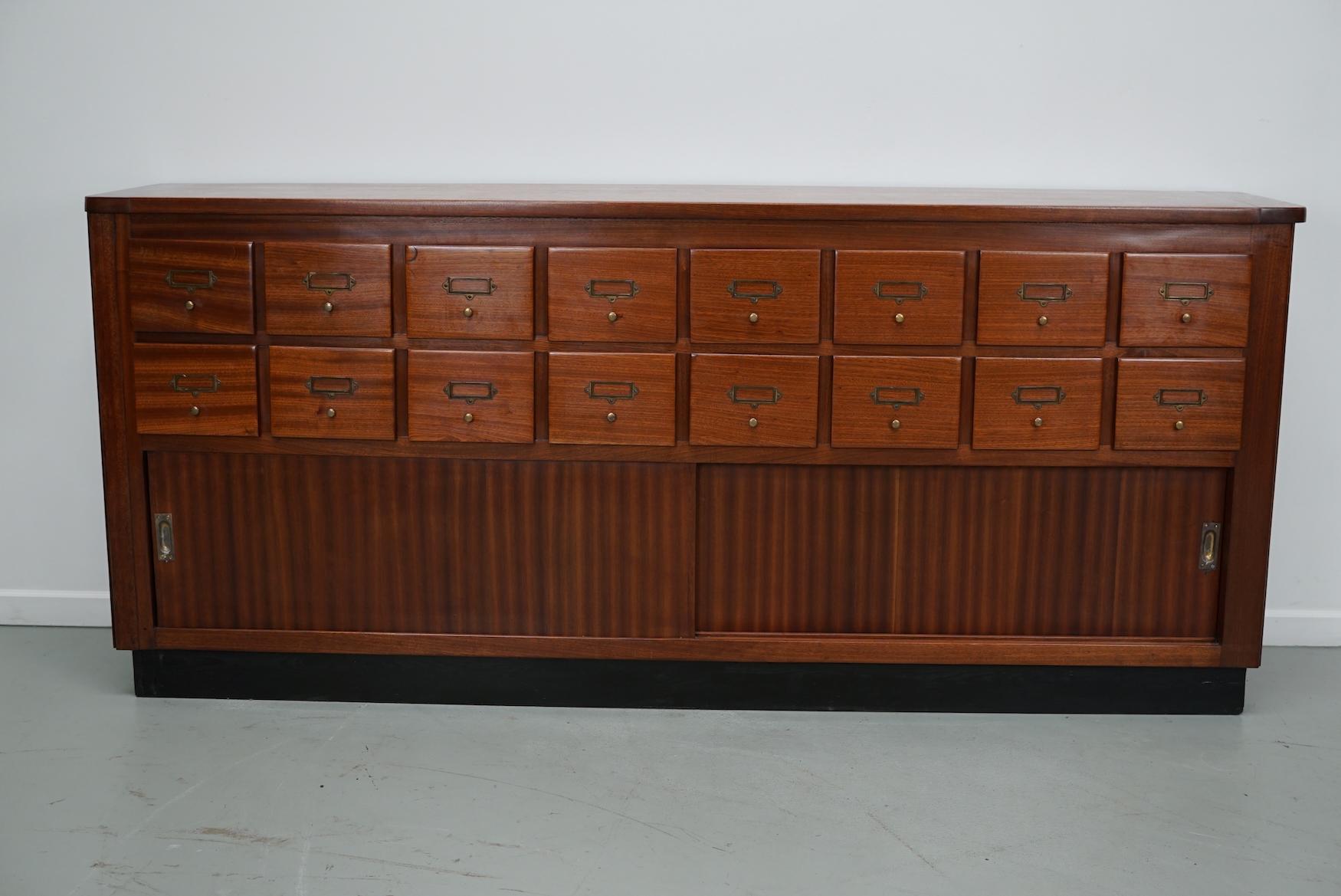 Mobile da negozio / farmacia o archivio olandese di metà secolo in legno duro in vendita 14