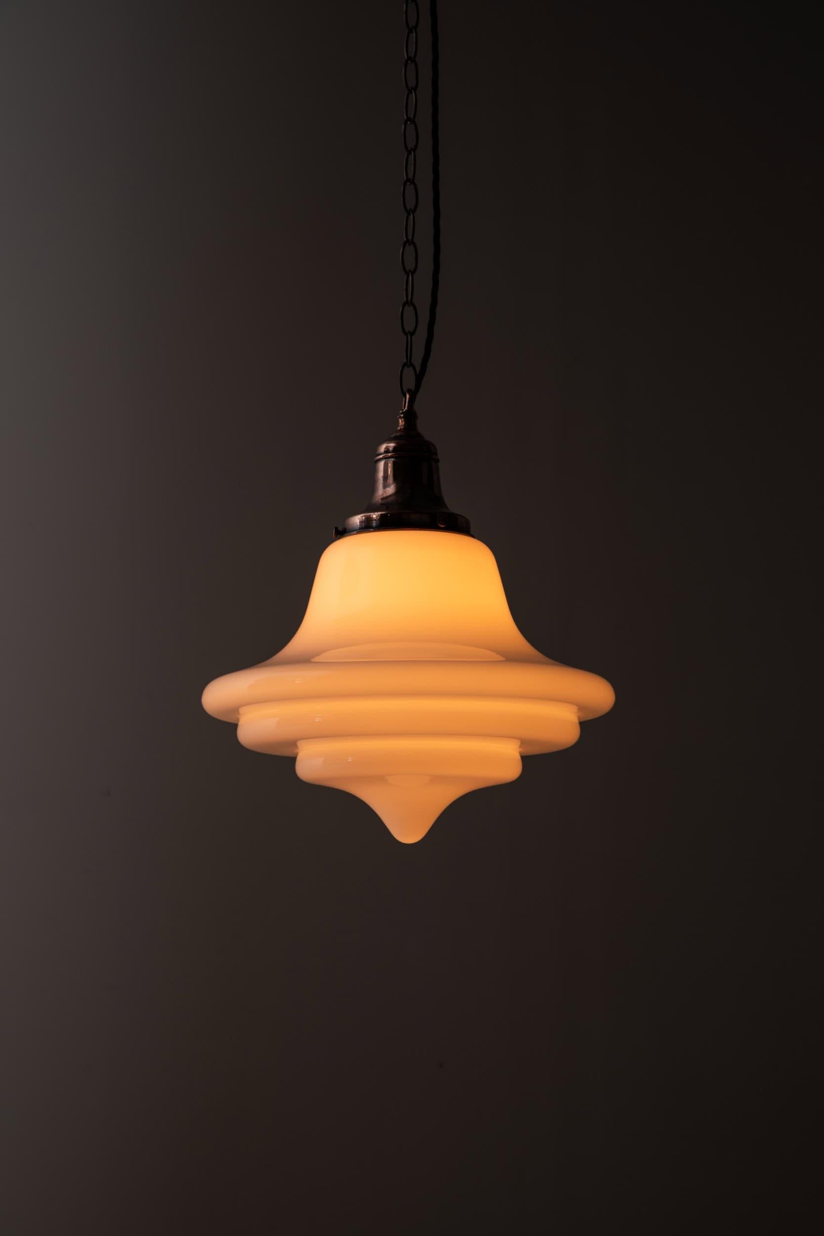 Mid-Century moderno Lampada a sospensione in vetro opalino olandese della metà del secolo, 1950 ca. in vendita