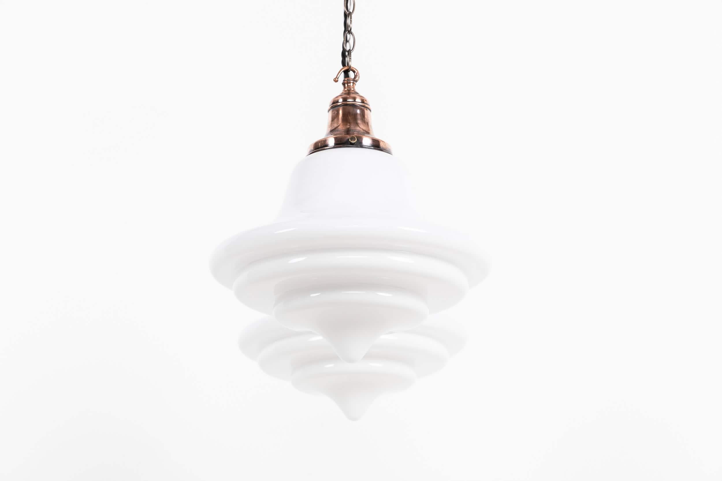 XX secolo Lampada a sospensione in vetro opalino olandese della metà del secolo, 1950 ca. in vendita