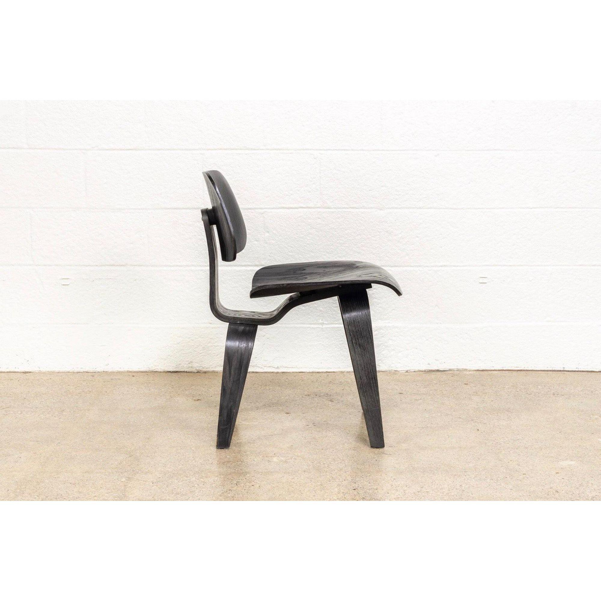 Vintage Midcentury Eames Black Dcw Plywood Dining Chair, 1950s In Good Condition In Detroit, MI