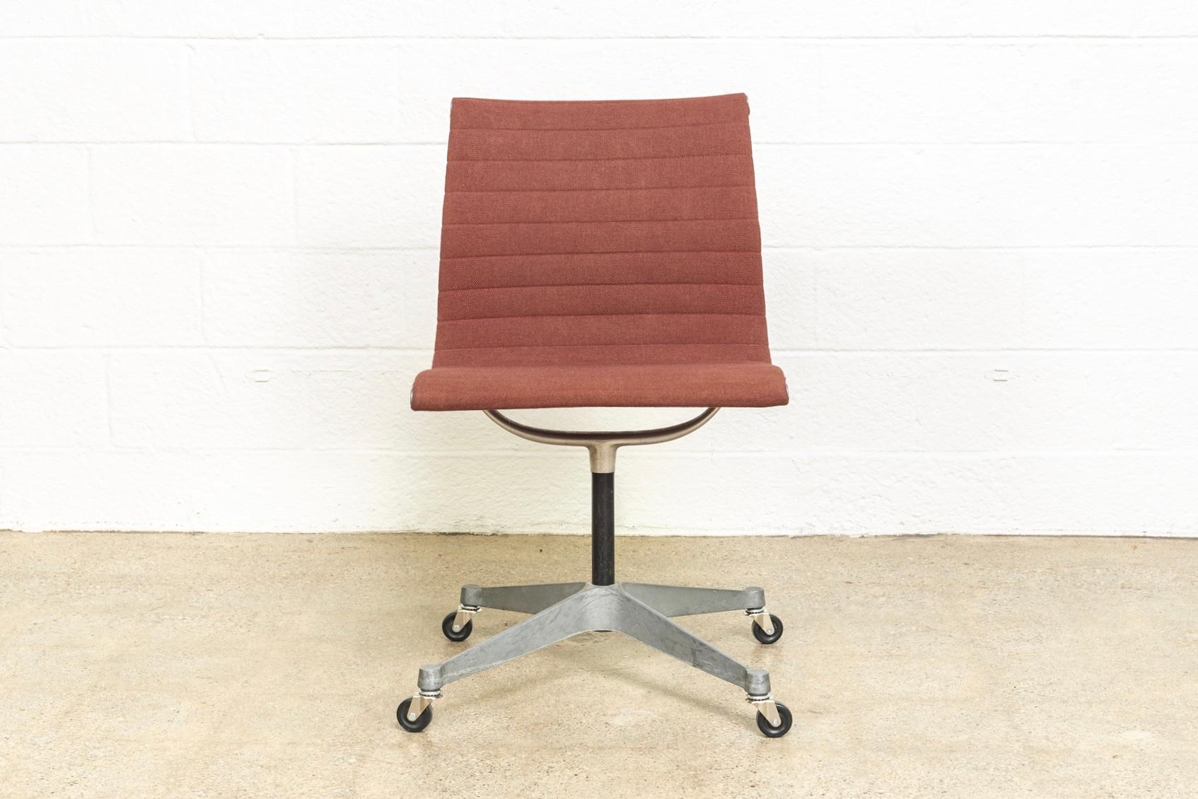This vintage Classic Charles and Ray Eames for Herman Miller Aluminum Group Management side chair has a clean and refined design with curvilinear lines and elegant profile. It features a cast aluminum frame and 4-star contract base with rolling