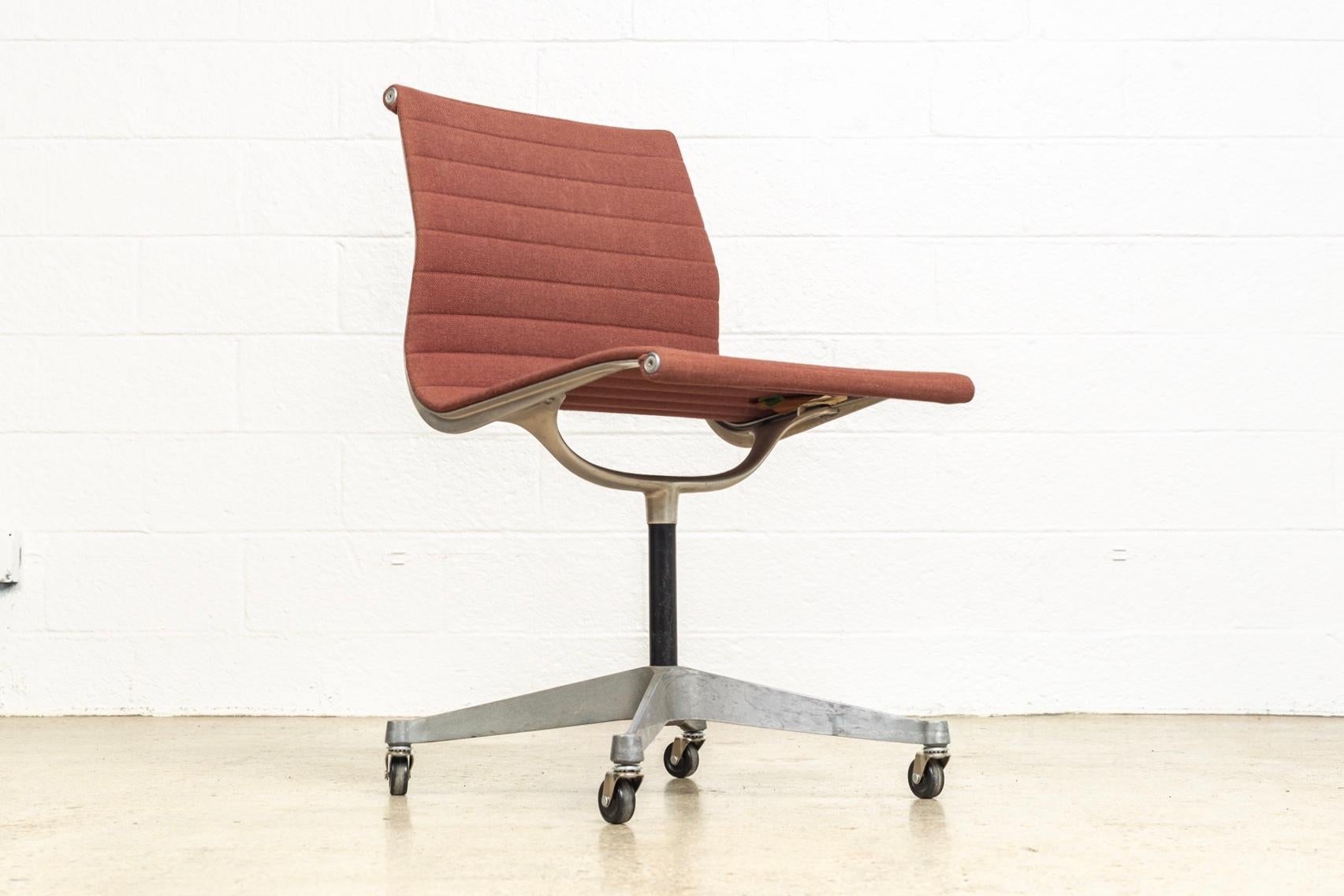 Mid-Century Modern Vintage Midcentury Eames for Herman Miller Aluminum Group Side Office Chair For Sale