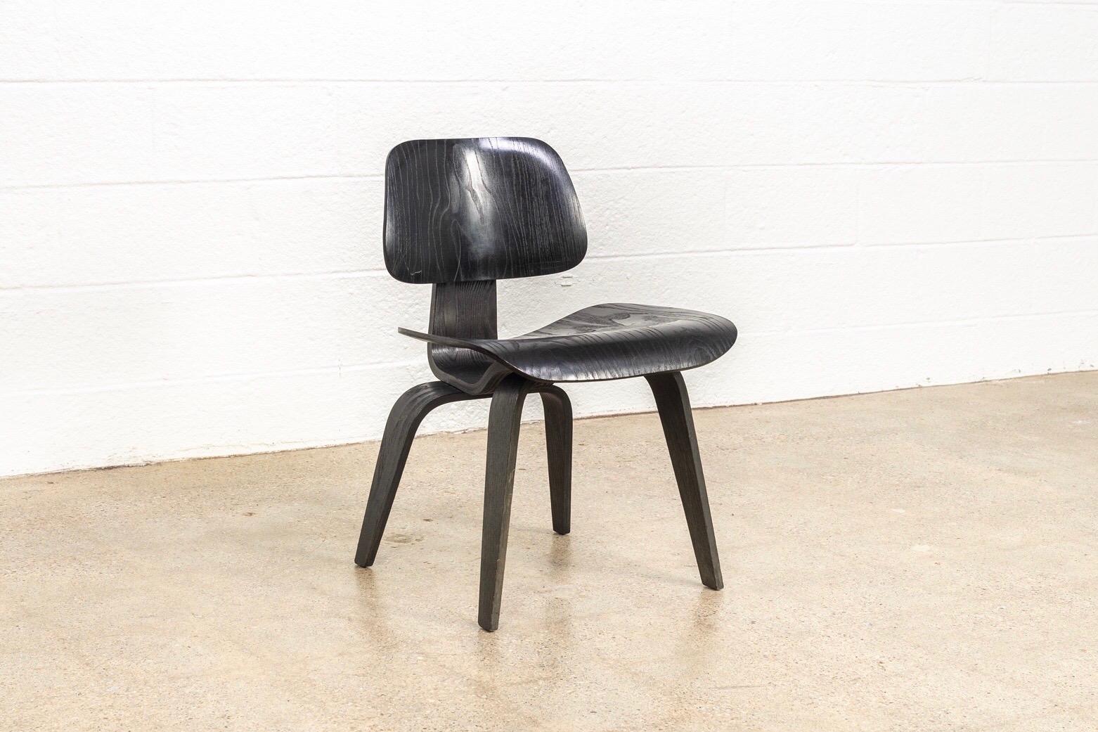 Vintage Midcentury Eames for Herman Miller Black DCW Dining Chair, 1950s In Good Condition For Sale In Detroit, MI