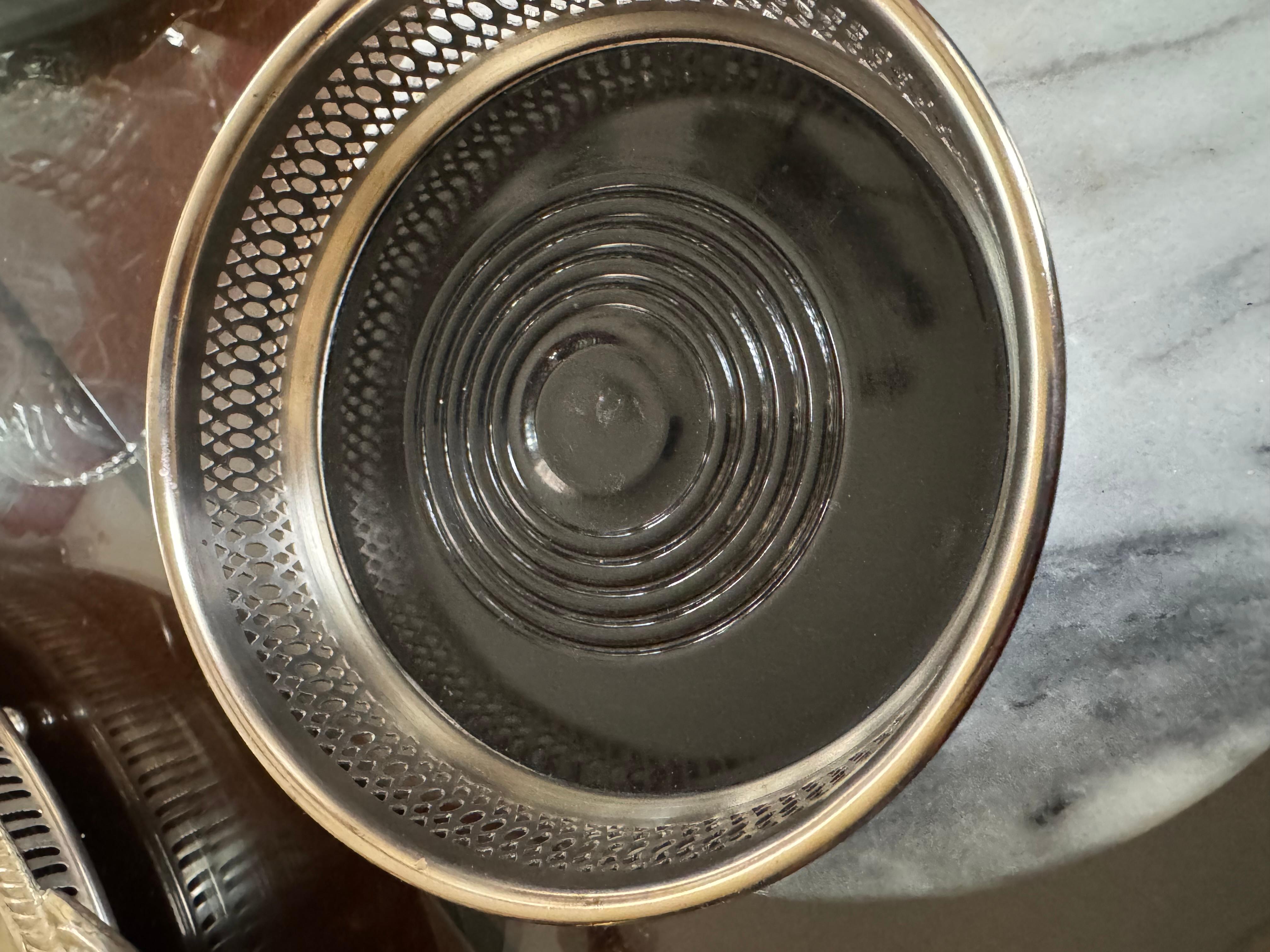 Vintage Eliad 1779 Silverplate, Made in Italy, Champagne/Wine Coaster, Holder
En excellent état de conservation.
La plaque d'argent présente une usure minimale et des rayures superficielles pour l'âge.
Le fond noir semble être une sorte de