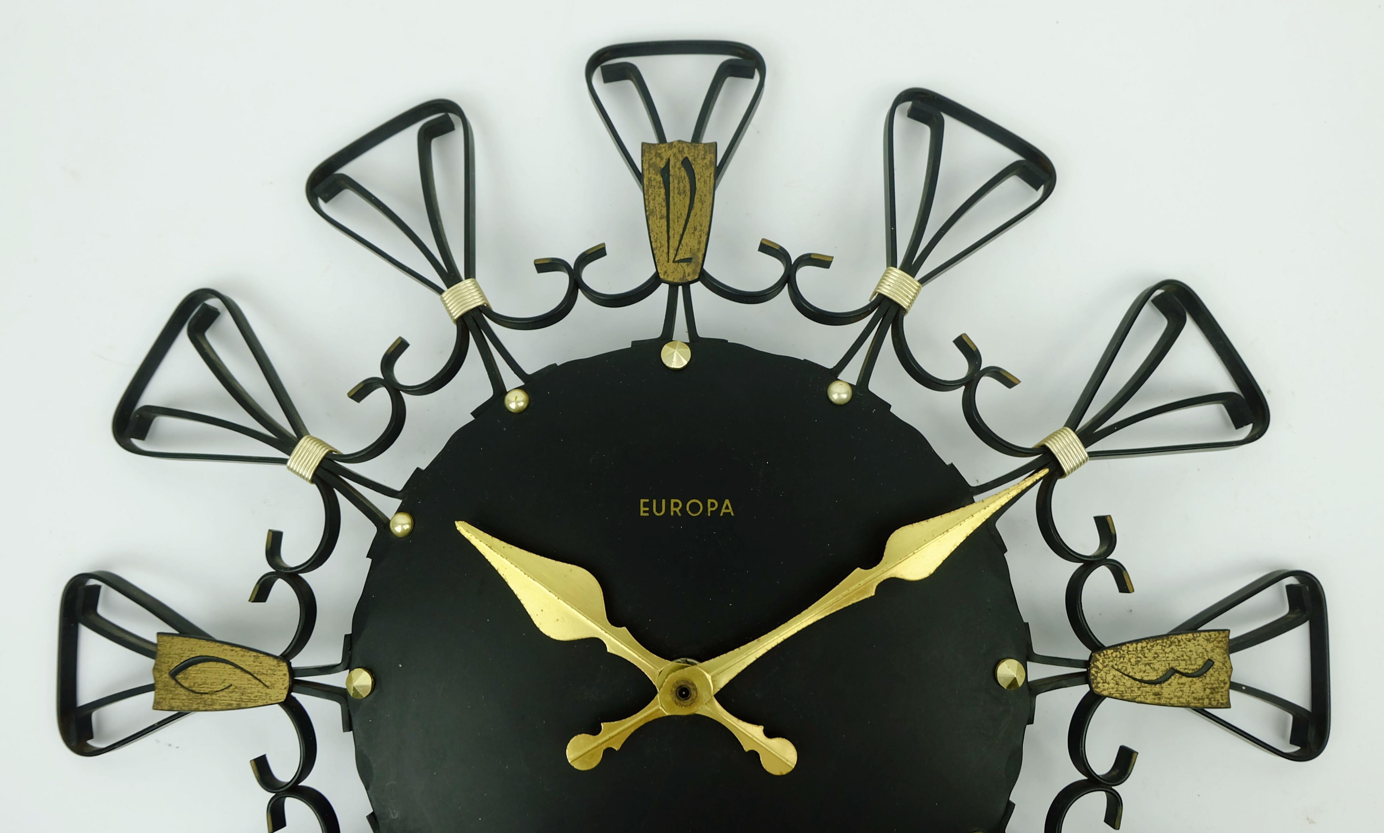vintage mitte jahrhundert europa elomatic wanduhr schwarz metall messing 1960s im Zustand „Gut“ im Angebot in Mannheim, DE