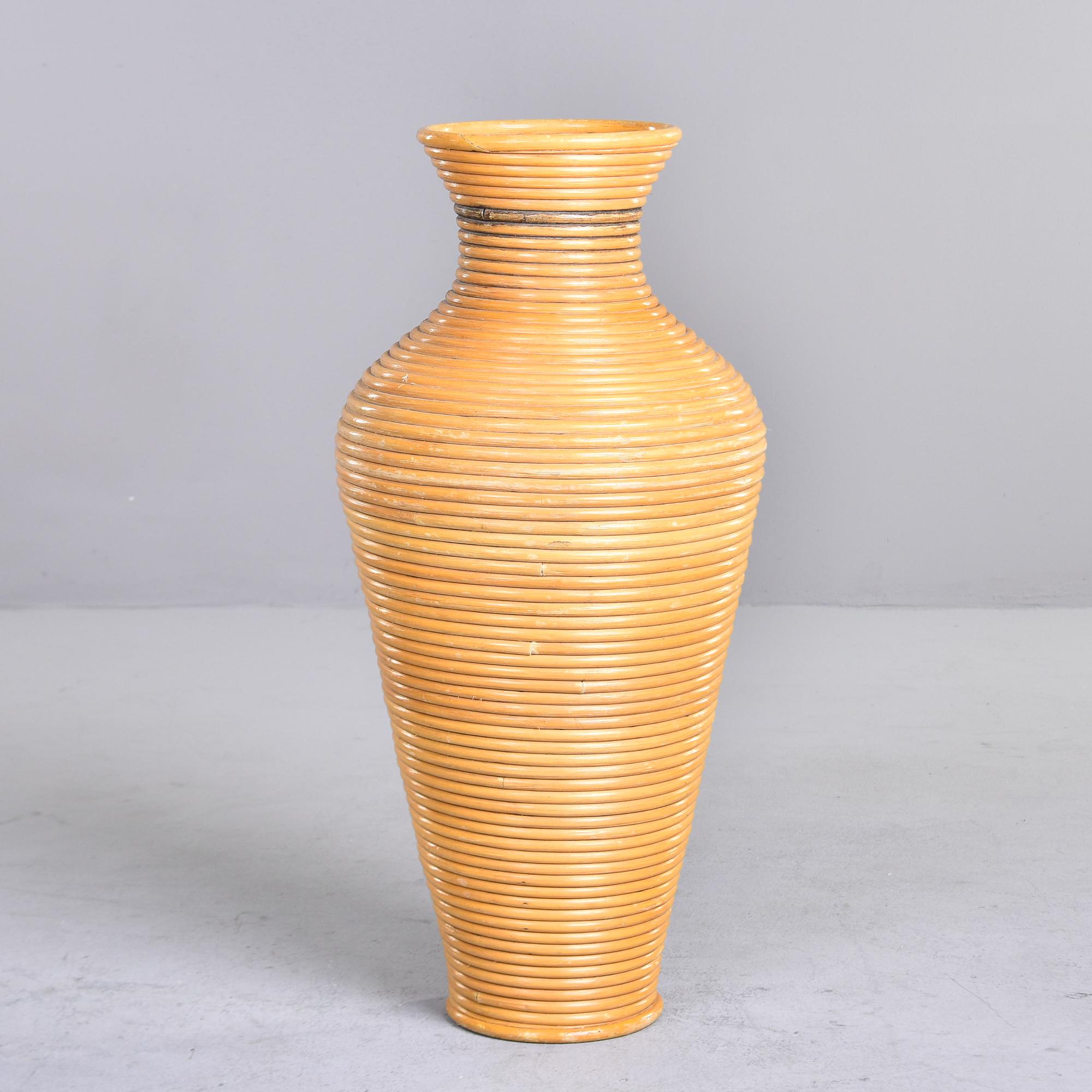 Diese besonders große Rattanvase wurde in Italien gefunden und stammt aus den 1970er Jahren. Gerolltes Rattan in klassischer Form - diese Vase im Bohème-Stil ist knapp einen Meter hoch. Wie auf dem letzten Foto zu sehen ist, haben wir zum Zeitpunkt