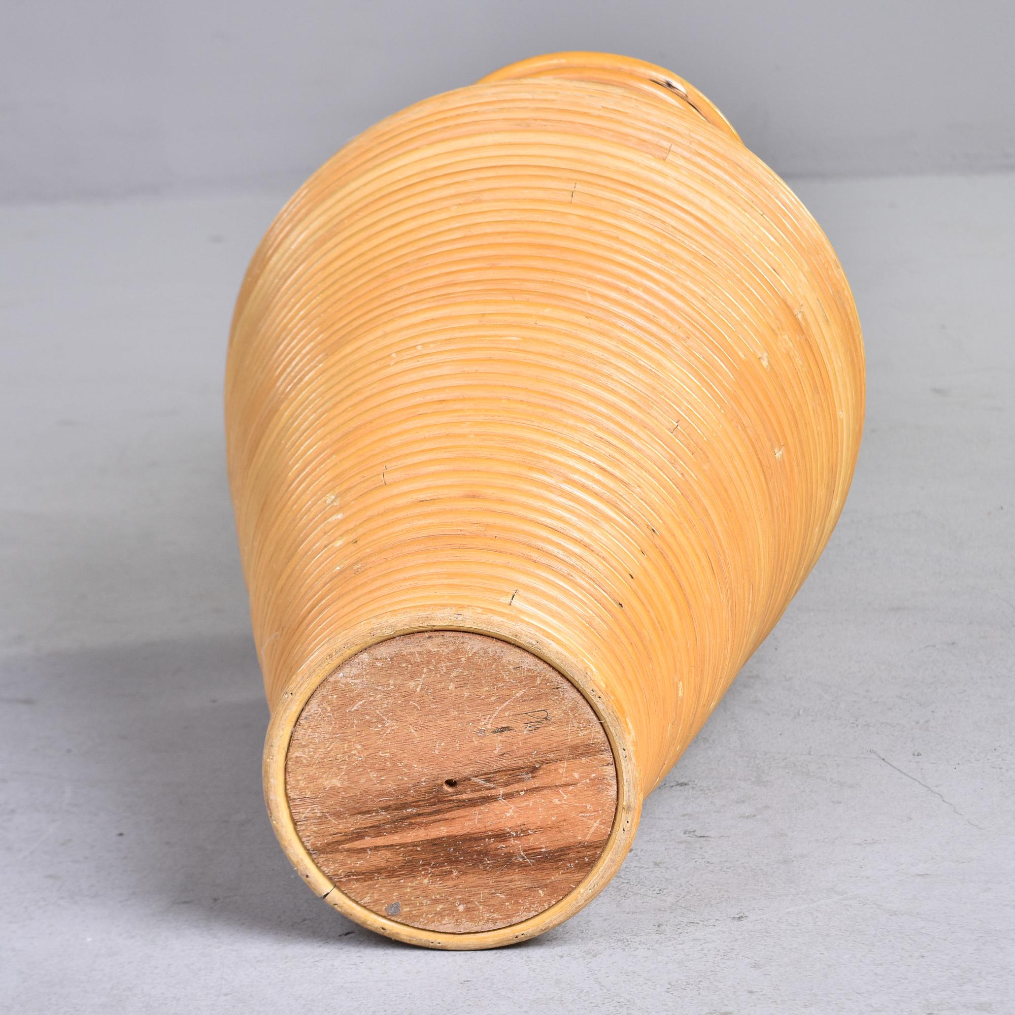 Extra große Stehvase aus Rattan aus der Mitte des Jahrhunderts im Angebot 1