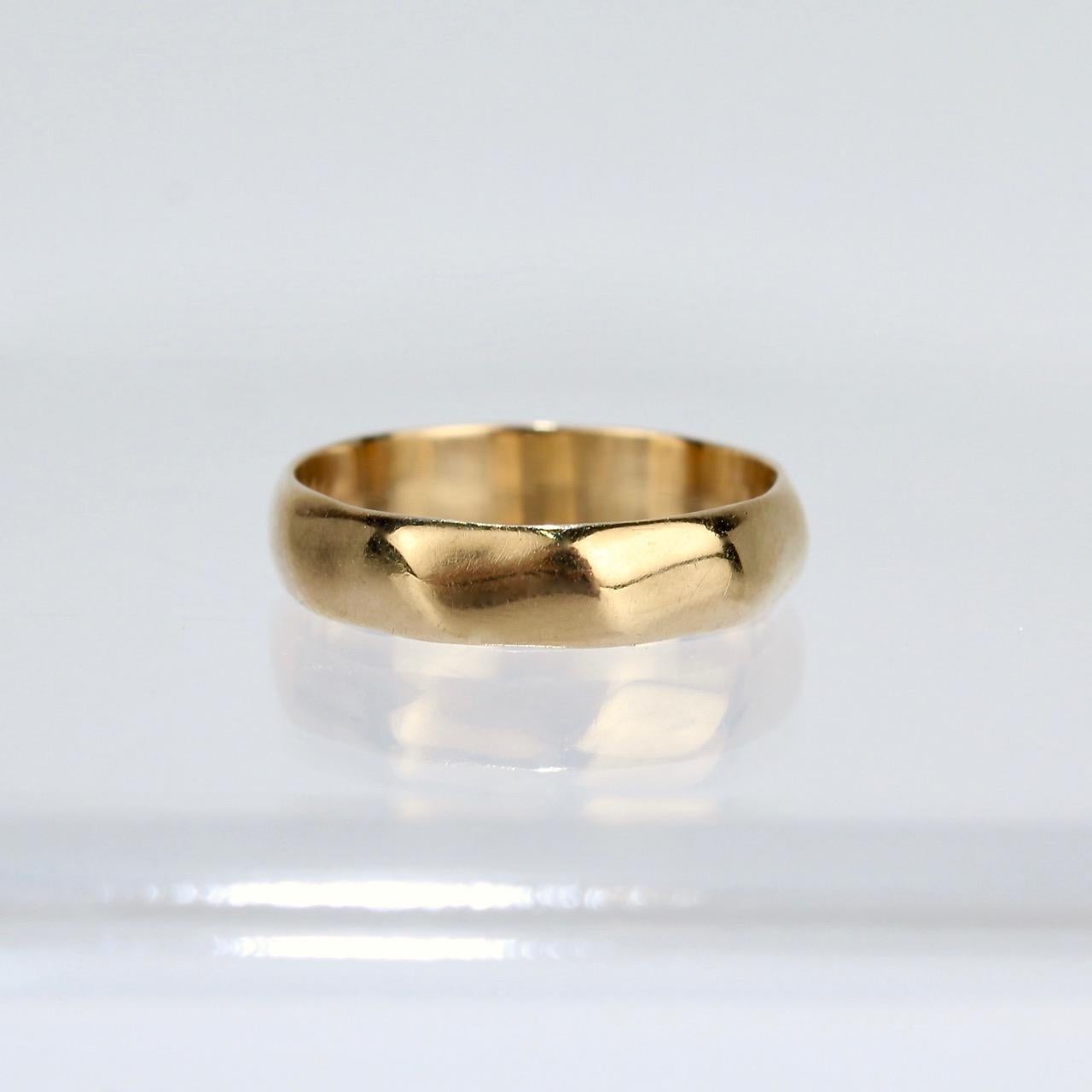 A fine American Mid-Century 14k gold wedding band.

Cool Mid-Century design with 10 rounded facets each set on an angle. 

The band is refined and strong in equal measure.  

The shank is stamped with a 14K mark for fineness and with the Bristol