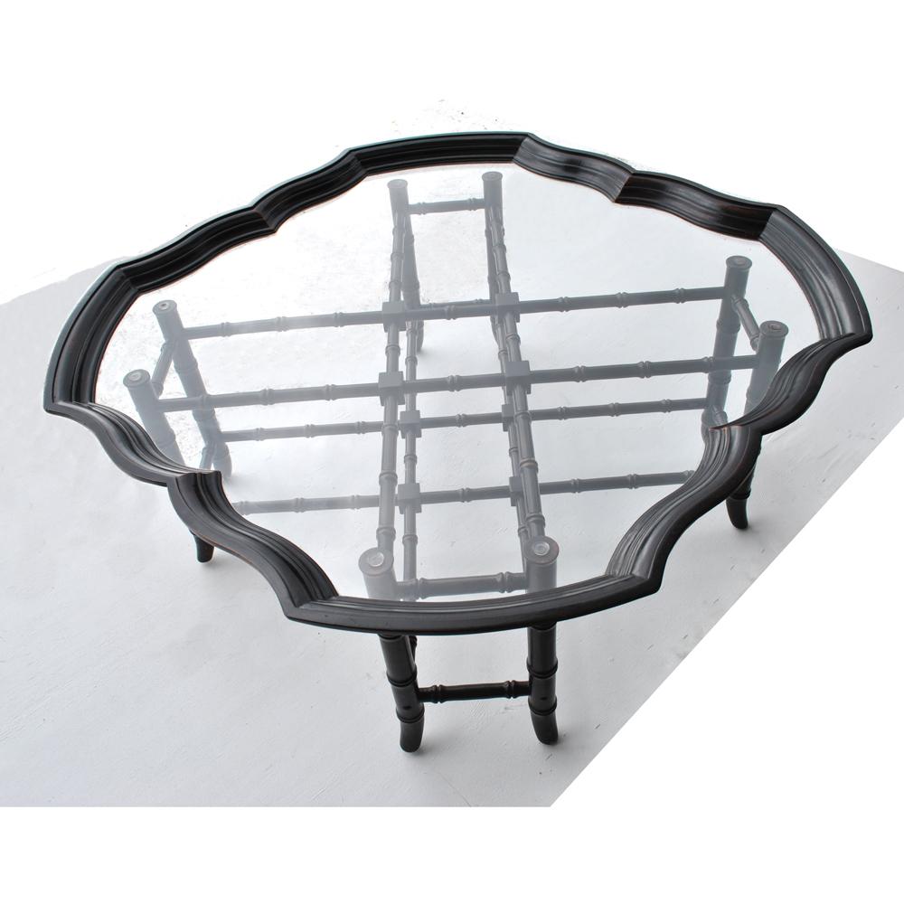 Mesa de centro vintage de bambú de imitación de mediados de siglo. 
1970s.

Base de imitación de bambú lacado y ebonizado, estilo Hollywood Regency Chin Hua, con bandeja superior de madera y cristal con borde de corteza de tarta.