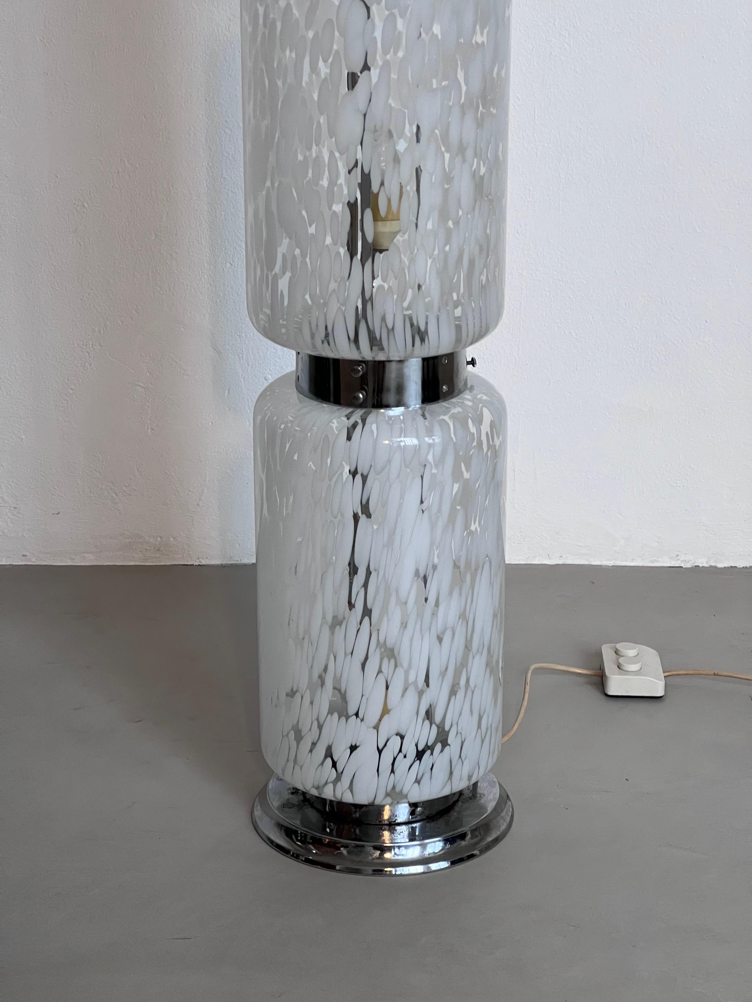 Mid-Century Modern floor lamp - Glass floor lamp - Murano style light

A nice and decorative floor lamp from the Spinzi Milano curated selection. In spotted glass, with three cylindrical bodies connected by chromed metal rings. Made in Italy in the