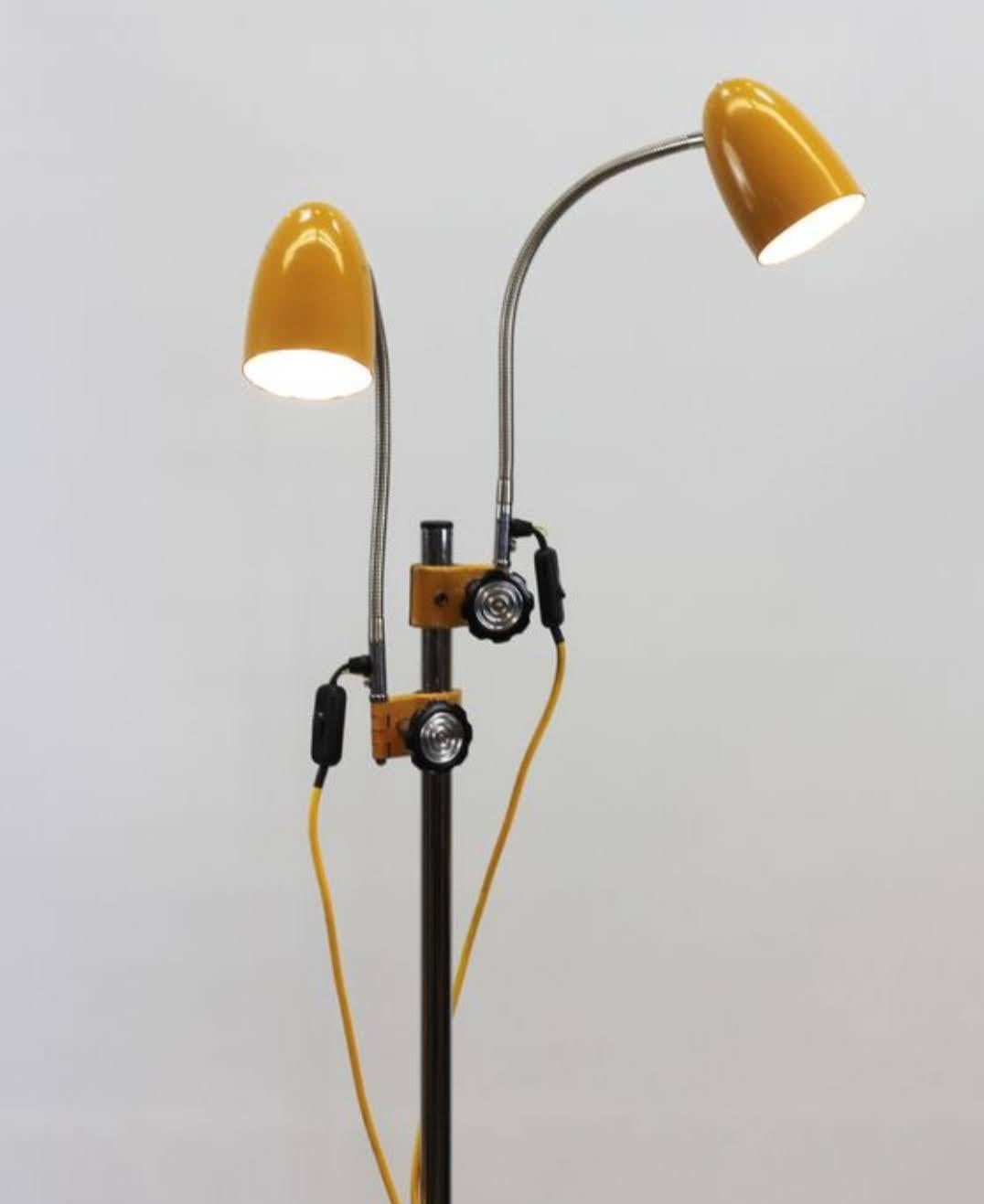 Belle lampe design, vintage sur pied avec deux lampes 