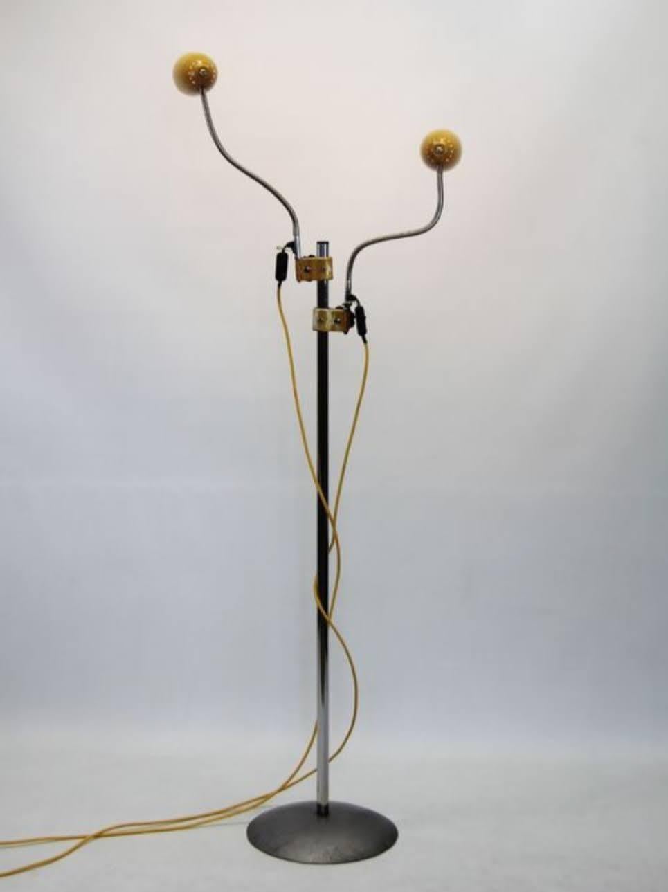 Lampadaire vintage du milieu du siècle avec deux lampes à col de cygne des années 50/60 Bon état - En vente à Paris, FR
