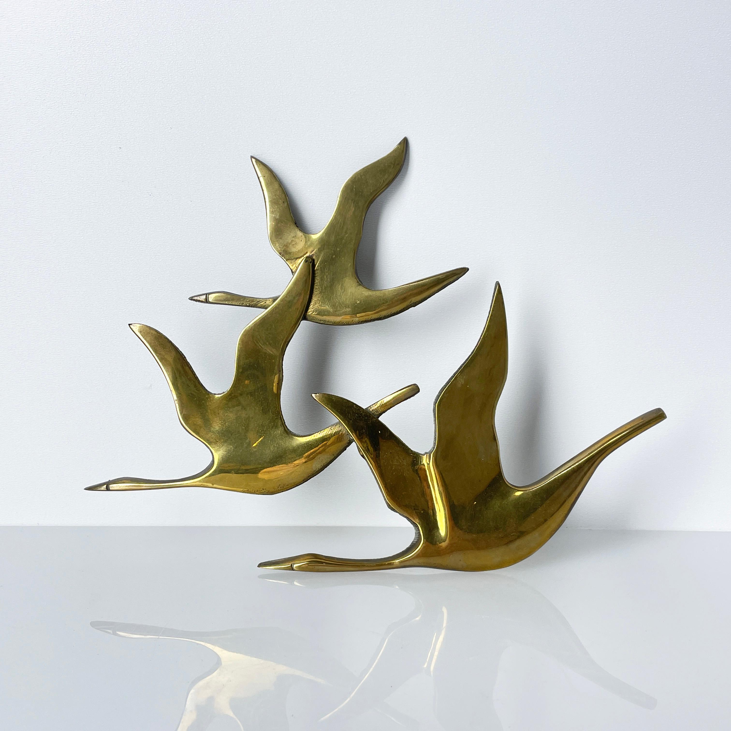 Vintage Mid Century flying geese solid brass wall decoration.
Lovely decorative piece in beautiful condition. Perfect addition to any mid century inspired interior.