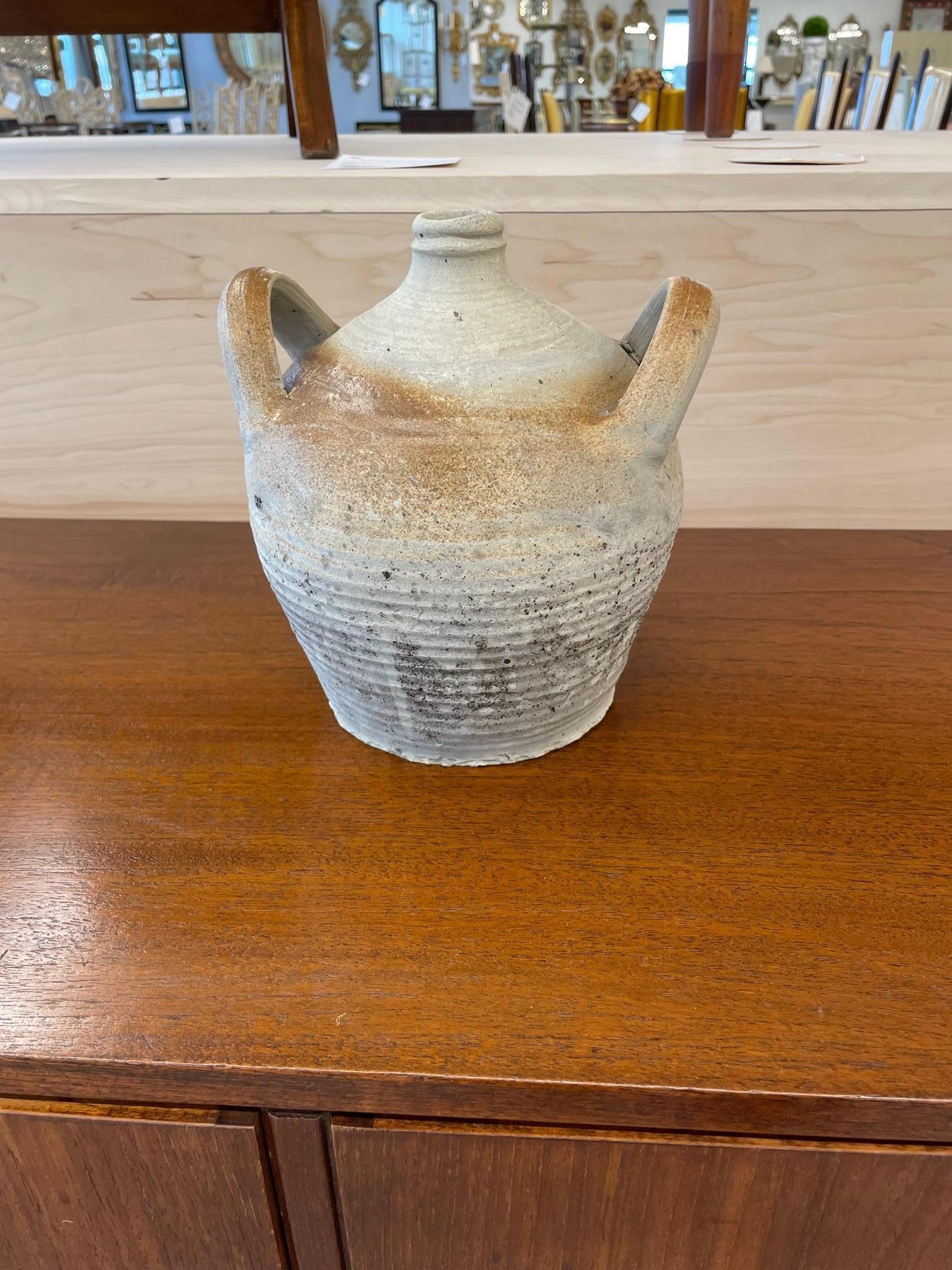 Vieille poterie provinciale française du milieu du siècle en grès, jarre, cruche, vase et esse Bon état - En vente à Stamford, CT