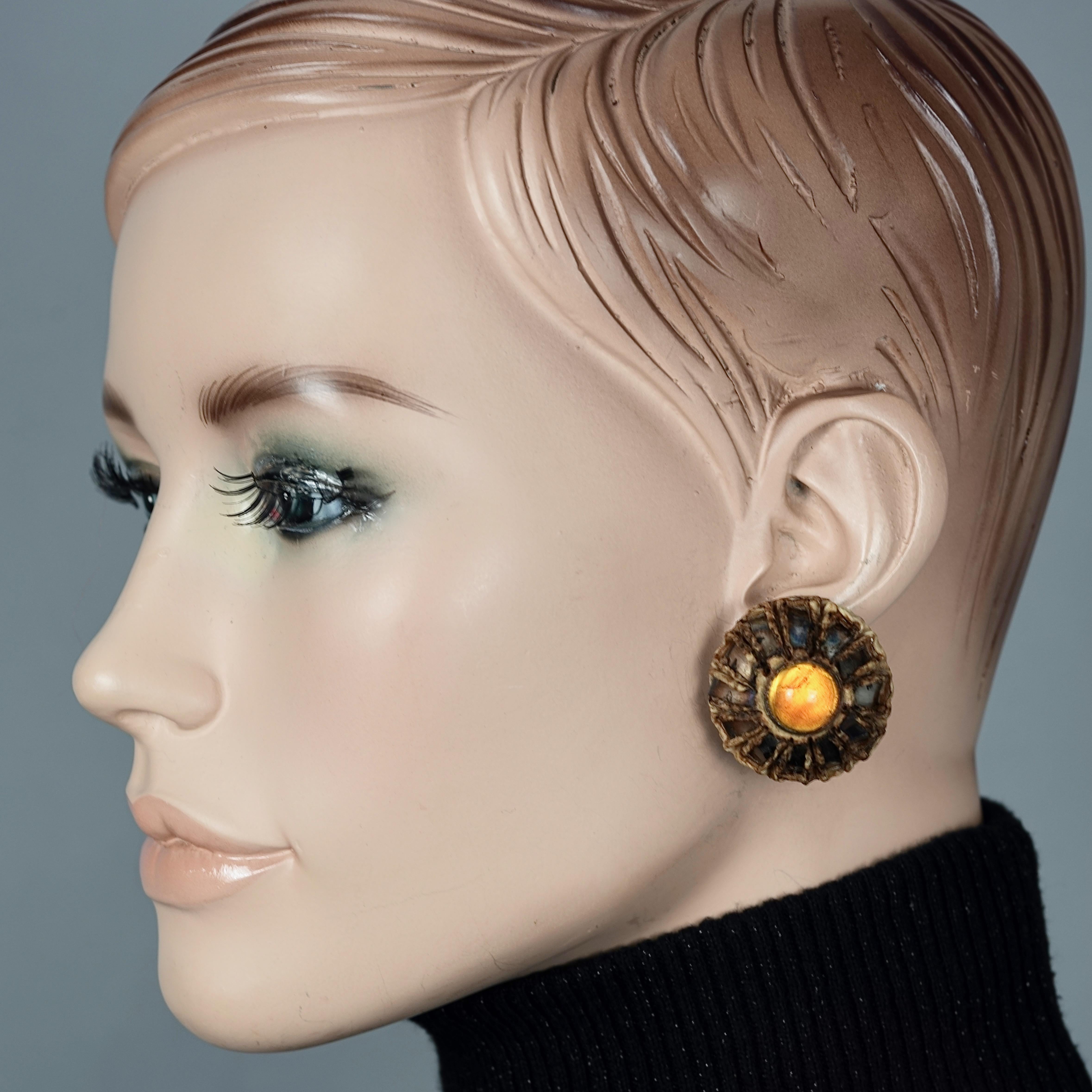 Vintage Mid Century French TALOSEL Mirror Cabochon Earrings

Measurements:
Height: 1.25 inches (3.2 cm)
Width: 1.25 inches (3.2 cm)
Weight per Earrings: 12 grams

Features:
- Mid Century French talosel mirror earrings with amber glass cabochon at