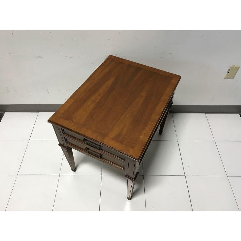Ein Beistelltisch aus der Mitte des Jahrhunderts von Heritage Furniture. Klassisches Design aus der Mitte des Jahrhunderts. Fruchtholz mit gebänderter Platte und Schubladengriffen aus Messing. Mit einer Schublade mit Schwalbenschwanzkonstruktion.