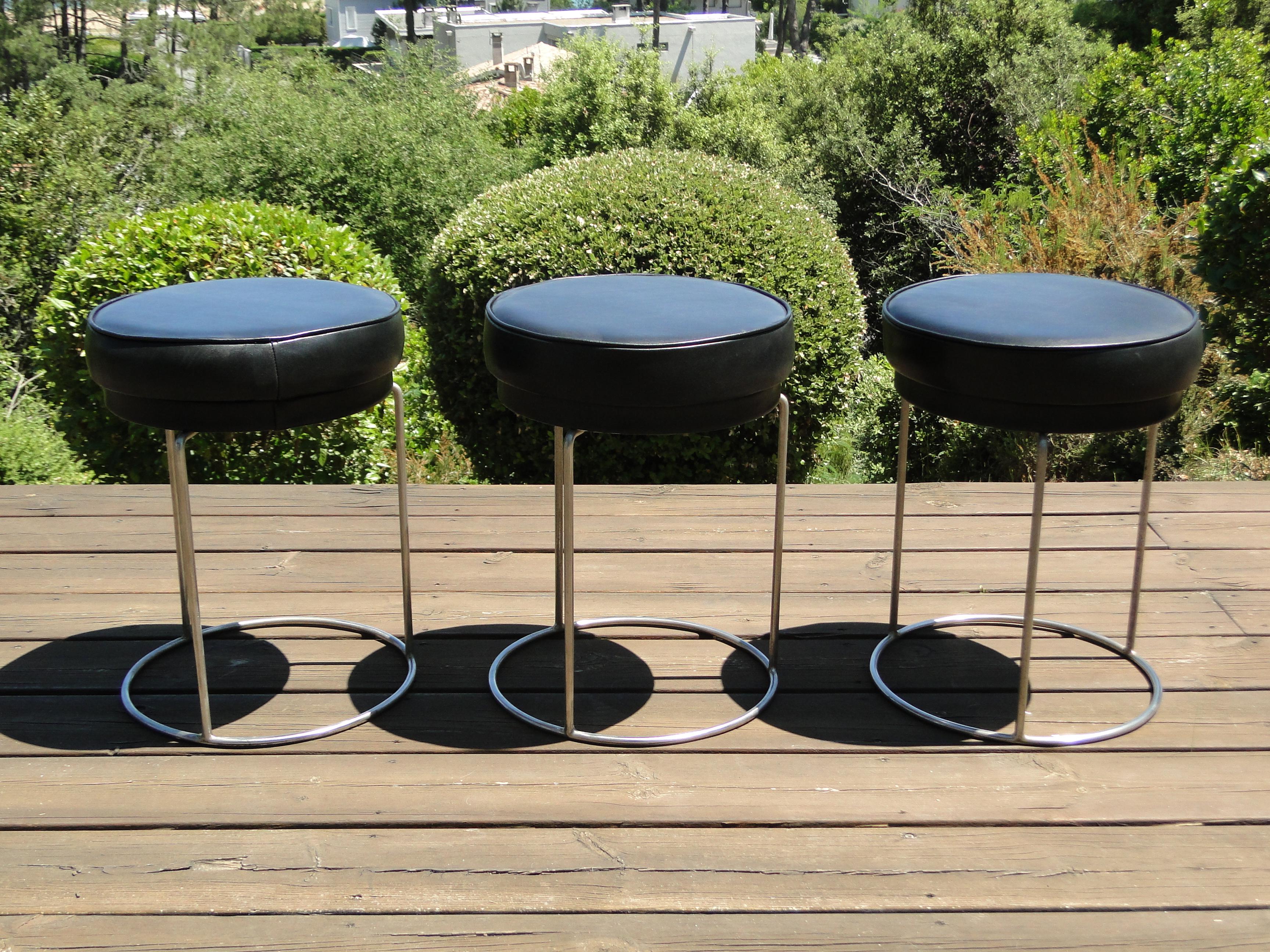 Ensemble de tabourets en cuir et métal vintage français du milieu du siècle de style Jacques Adnet, 3 pièces en vente 8