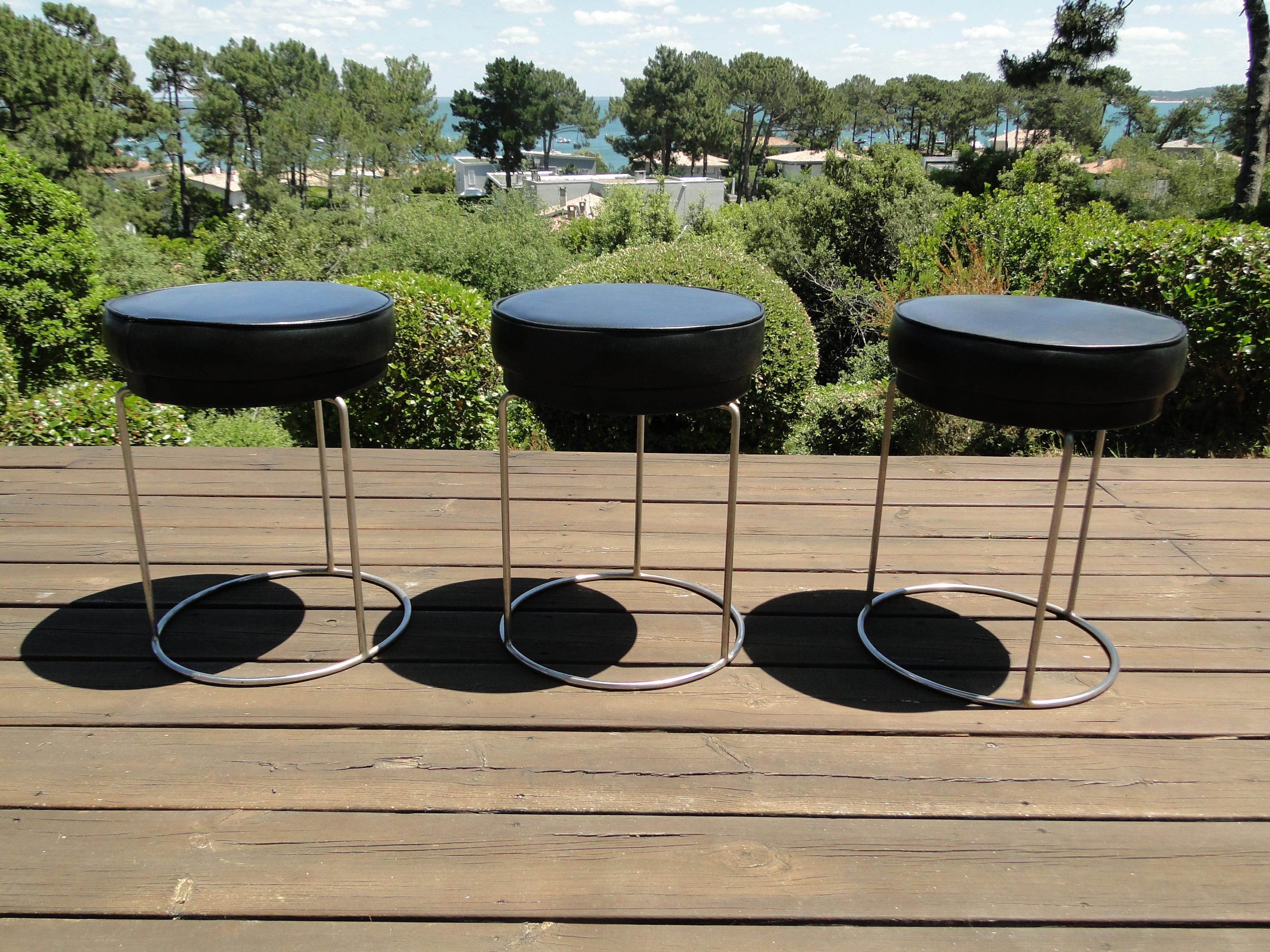 3 Round stools in new full grain leather and metal foot.

Very good state.