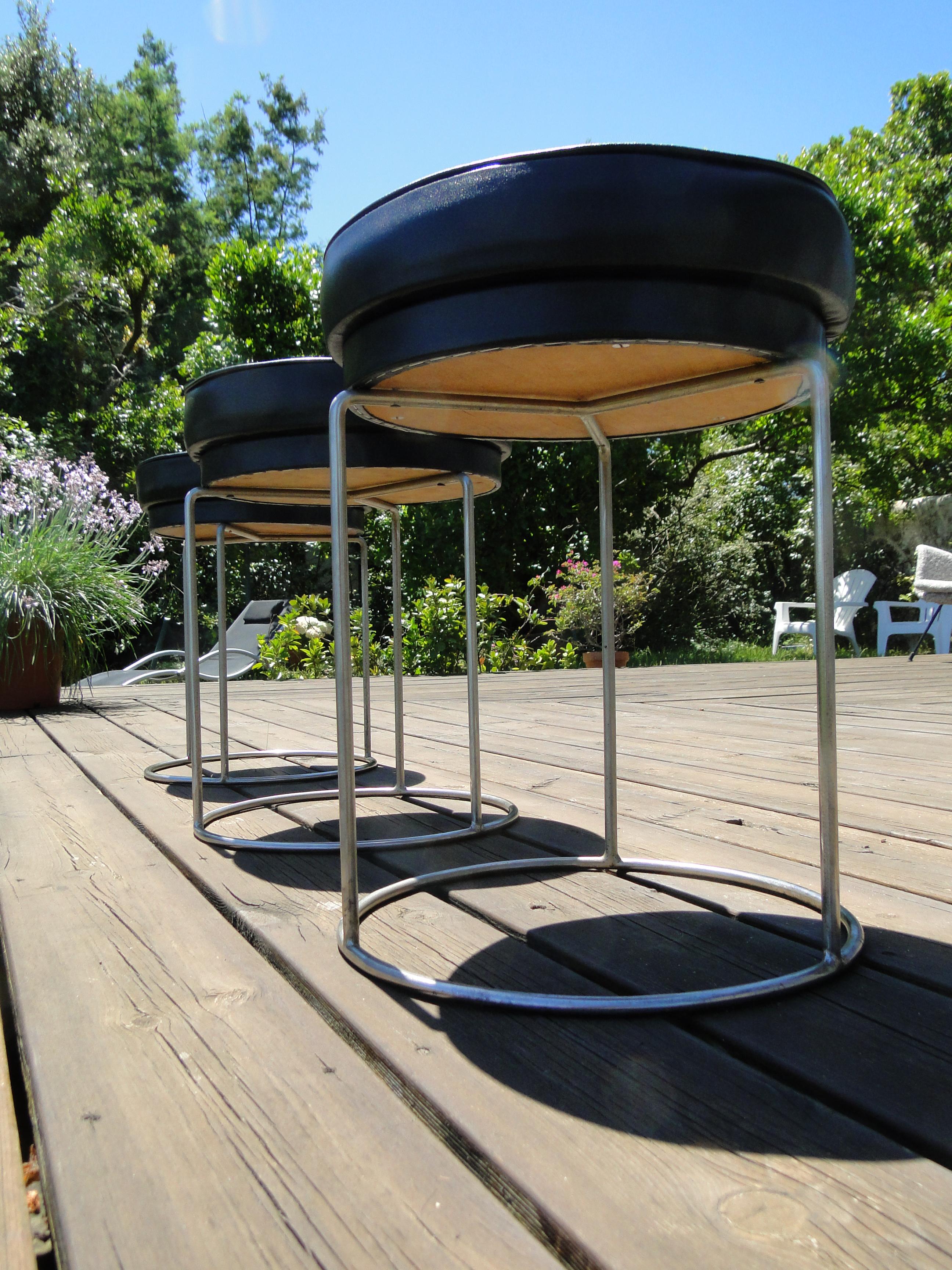 Métal Ensemble de tabourets en cuir et métal vintage français du milieu du siècle de style Jacques Adnet, 3 pièces en vente