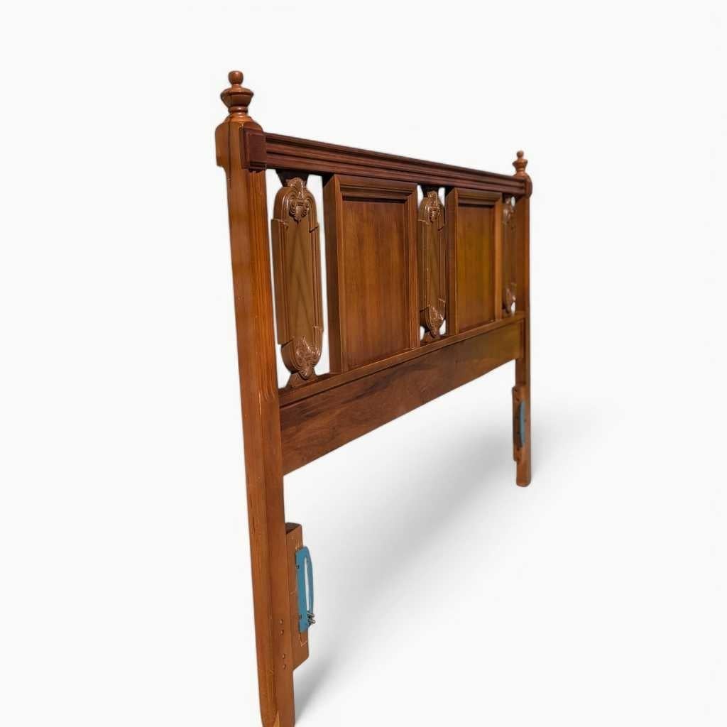 Sculpté Tête de lit pleine grandeur Vintage Mid-Century, Design/One Wood, c.1960s en vente