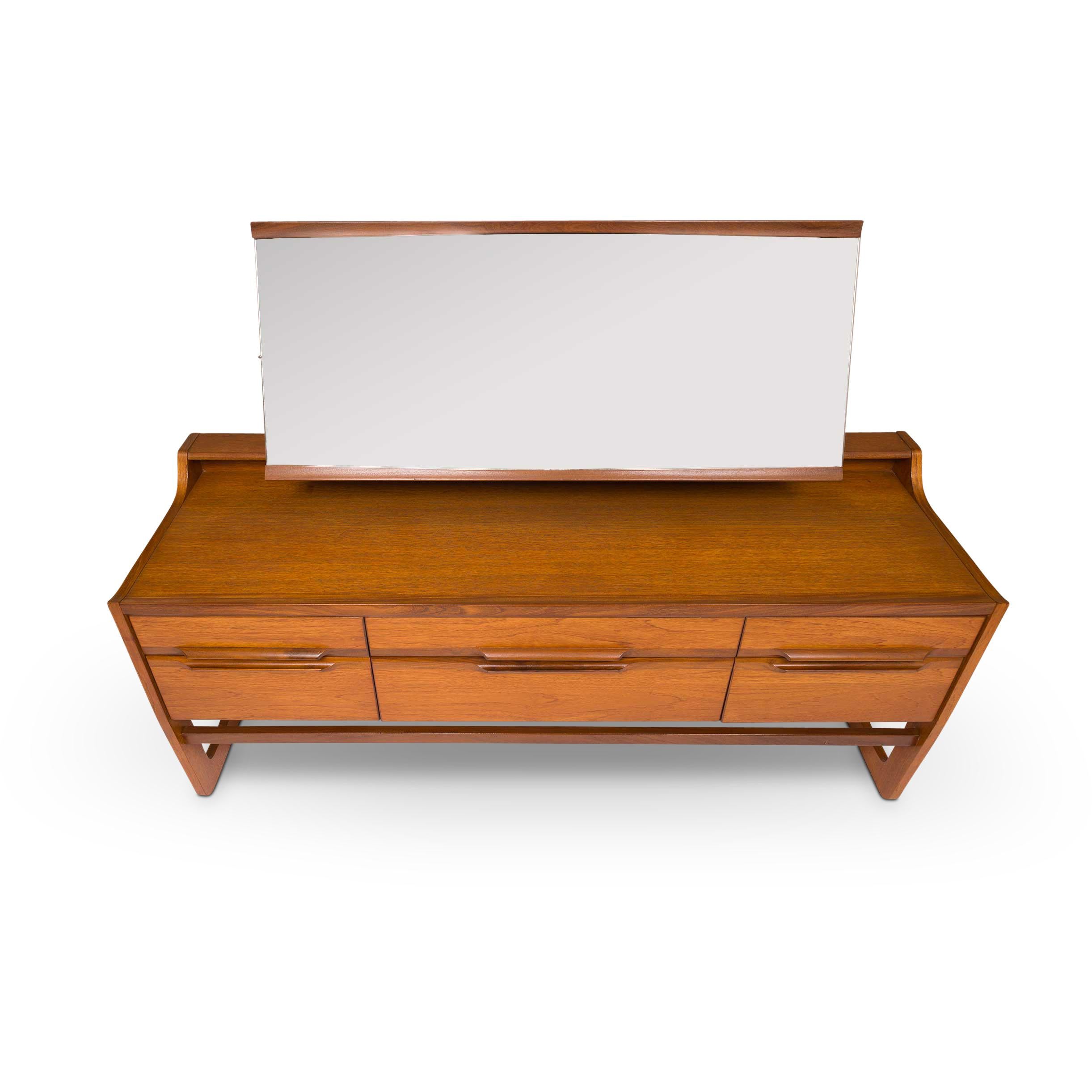 Vintage Mid-Century G-Plan Lowboy Dresser with Vanity In Excellent Condition For Sale In Emeryville, CA