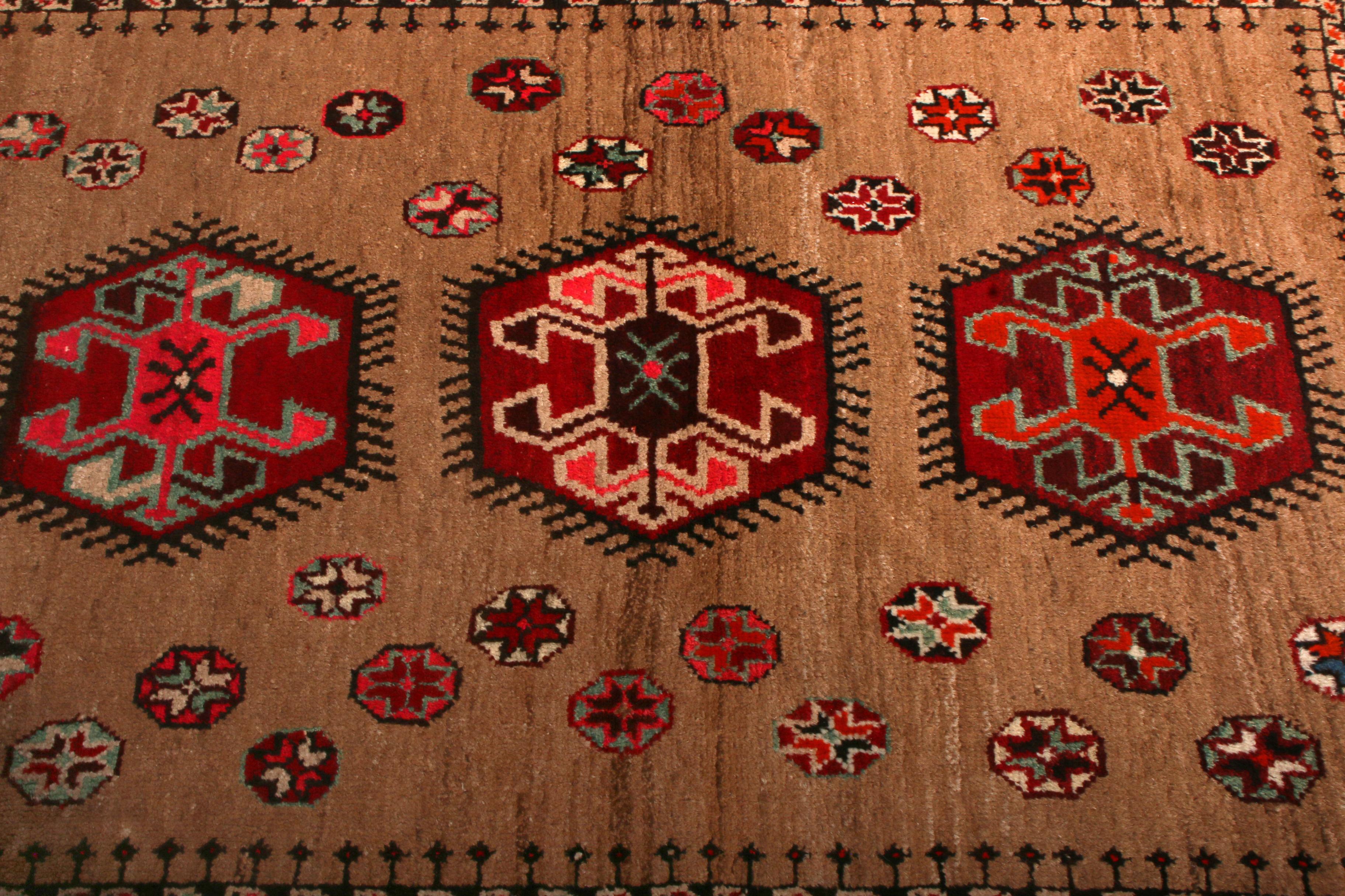 Geometrischer persischer Vintage-Teppich aus brauner und roter Wolle von Teppich & Kilim aus der Mitte des Jahrhunderts (Persisch) im Angebot