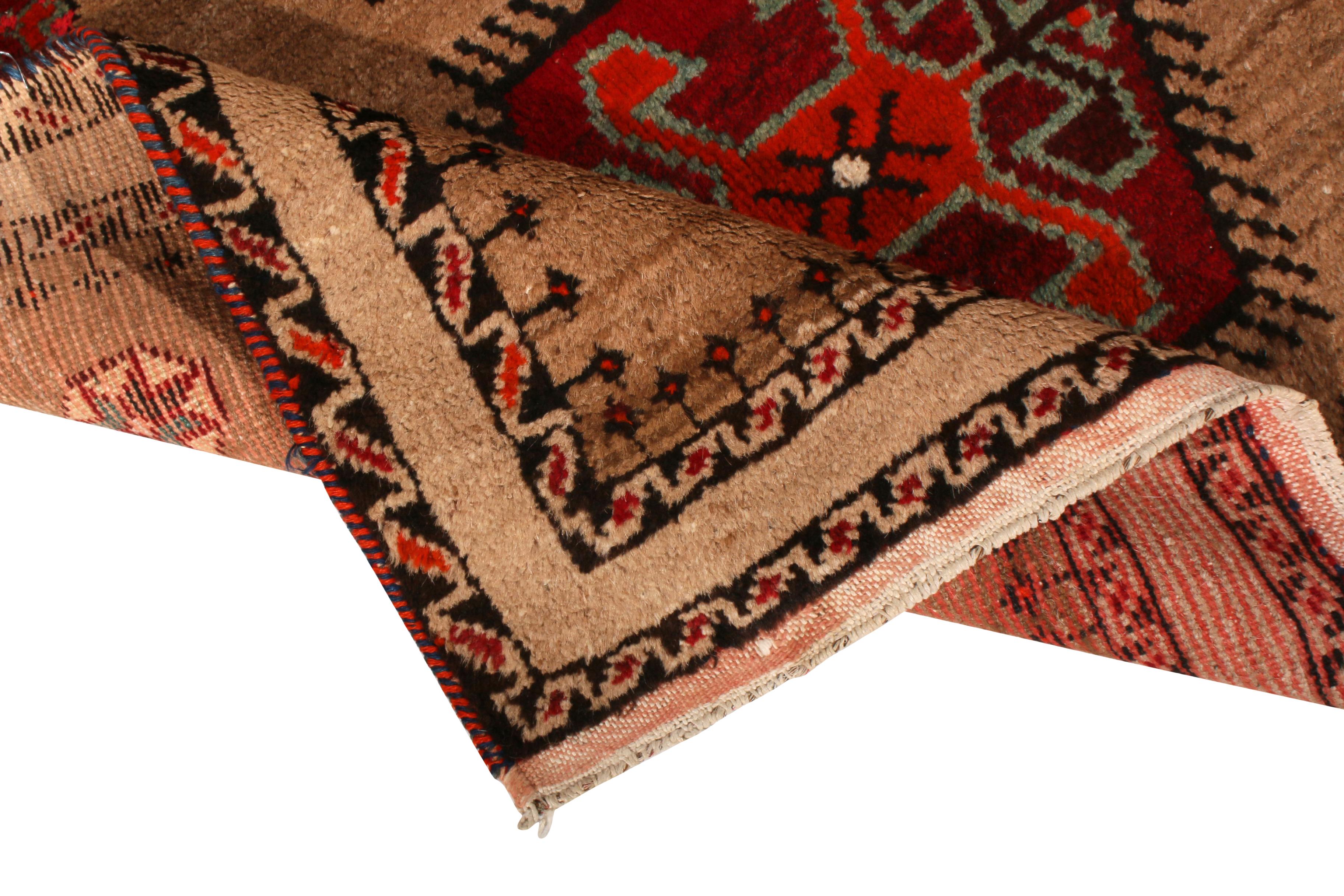 Annodato a mano Tappeto persiano vintage di metà secolo Gabbeh Geometrico in lana marrone e rossa di Rug & Kilim in vendita
