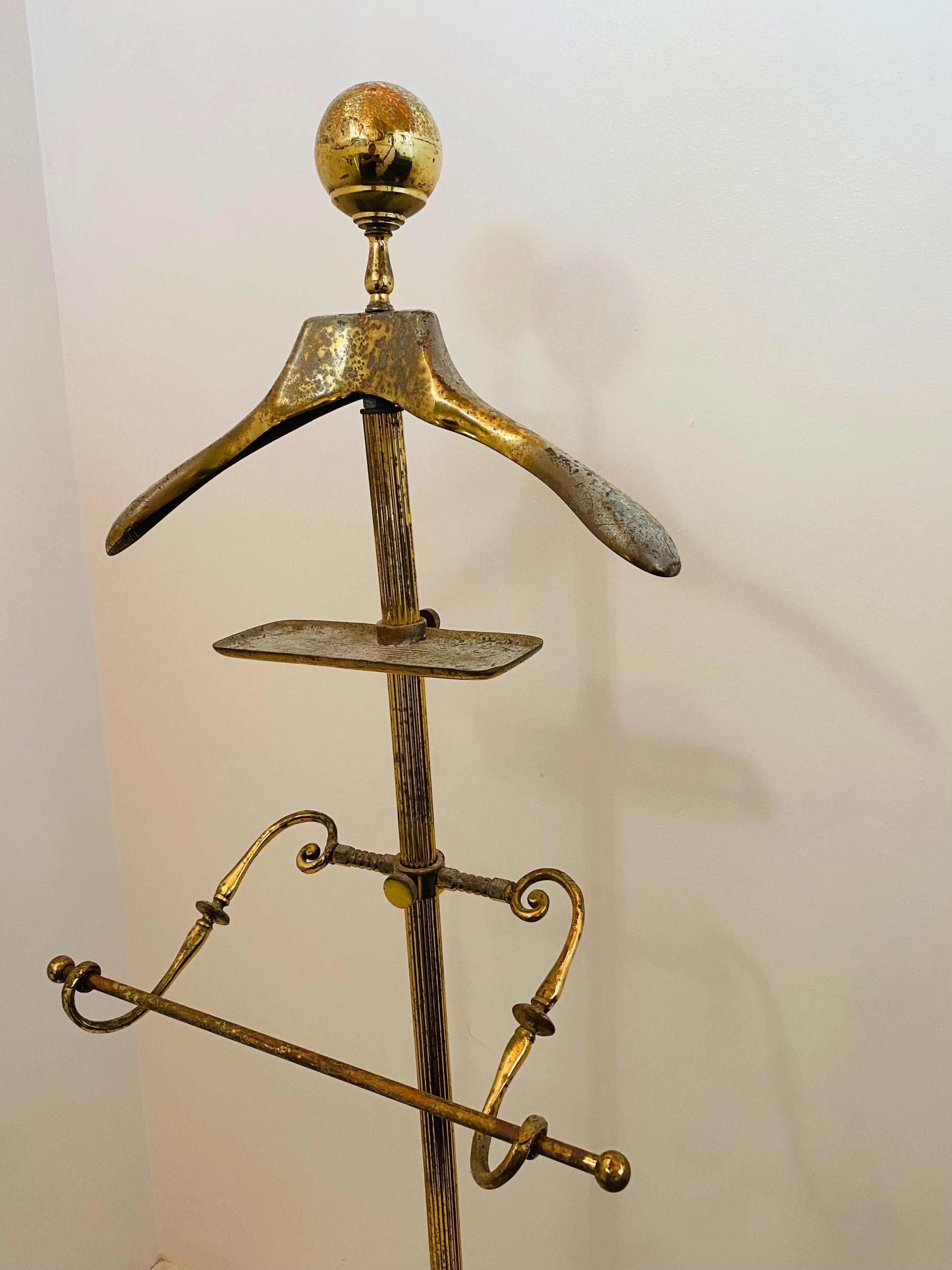 Bellissimo pezzo vintage invecchiato, scultoreo e funzionale. Conosciuti come maggiordomi del gentiluomo o maggiordomi silenziosi, questi pezzi tengono organizzato e pronto da indossare un outfit.  La gruccia si occupa di una camicia o di una