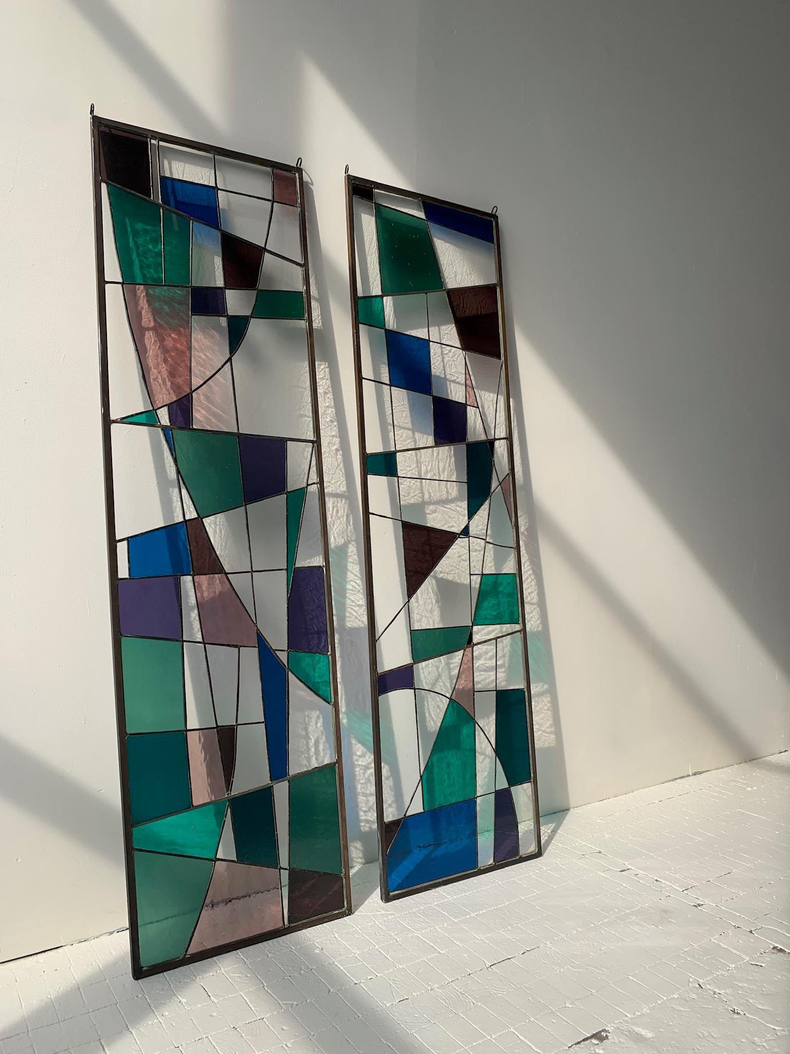 Mid-Century Modern Paire de panneaux de verre teintés géométriques abstraits vintage du milieu du siècle, vers les années 1960 en vente
