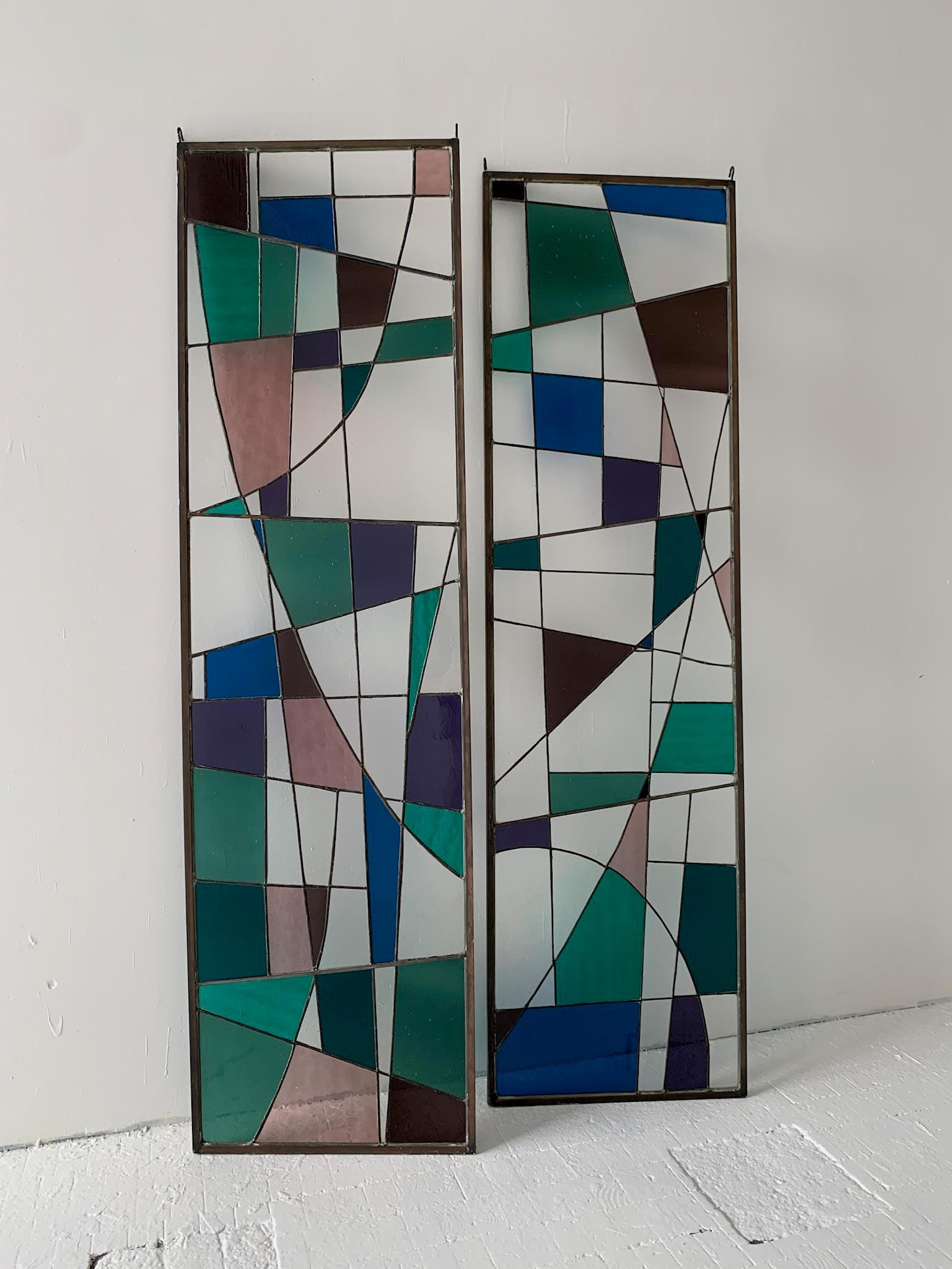 Geometrische abstrakte Glasmalerei-Tafeln aus der Mitte des Jahrhunderts, ein Paar, ca. 1960er Jahre (amerikanisch) im Angebot