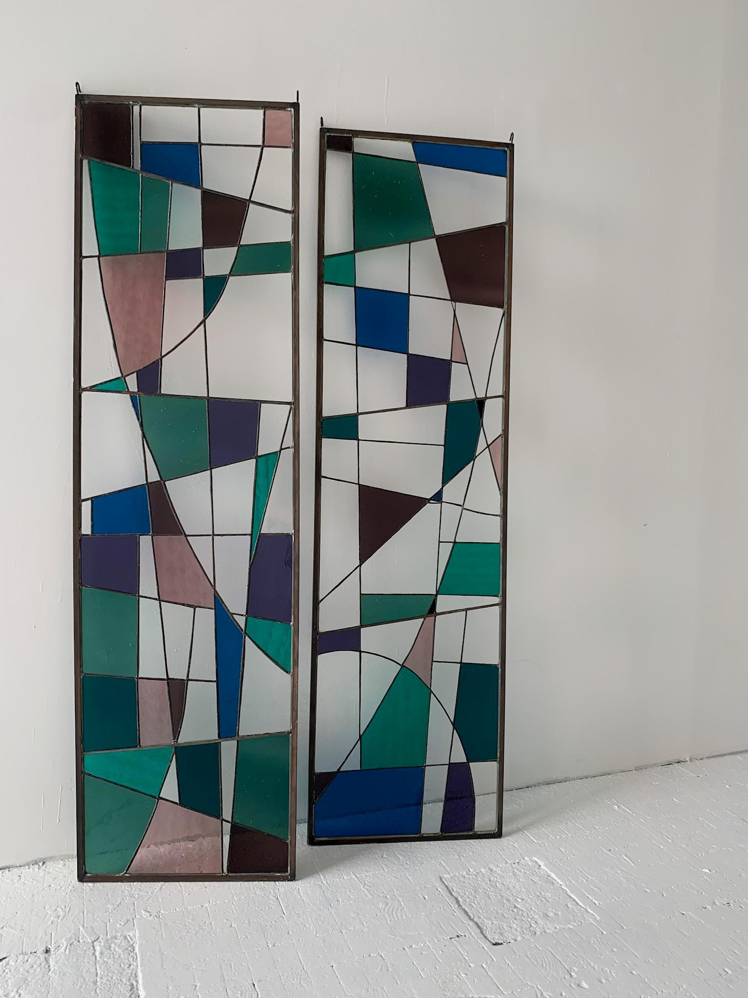 Geometrische abstrakte Glasmalerei-Tafeln aus der Mitte des Jahrhunderts, ein Paar, ca. 1960er Jahre (Handgefertigt) im Angebot