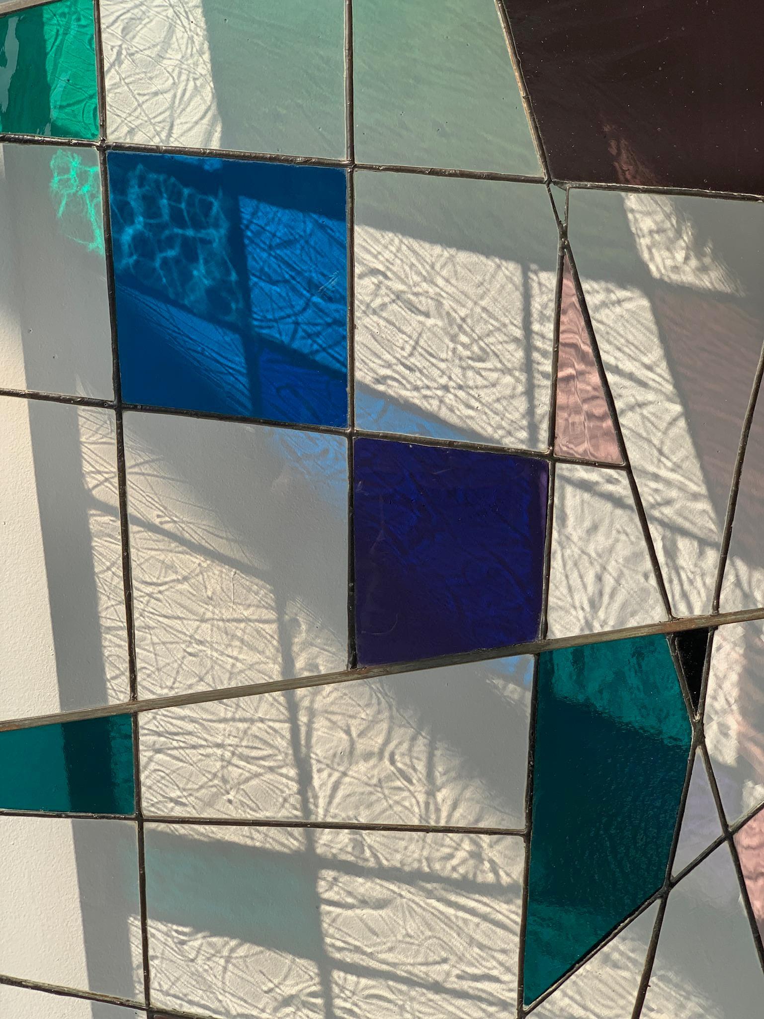 Geometrische abstrakte Glasmalerei-Tafeln aus der Mitte des Jahrhunderts, ein Paar, ca. 1960er Jahre im Zustand „Gut“ im Angebot in Long Island City, NY