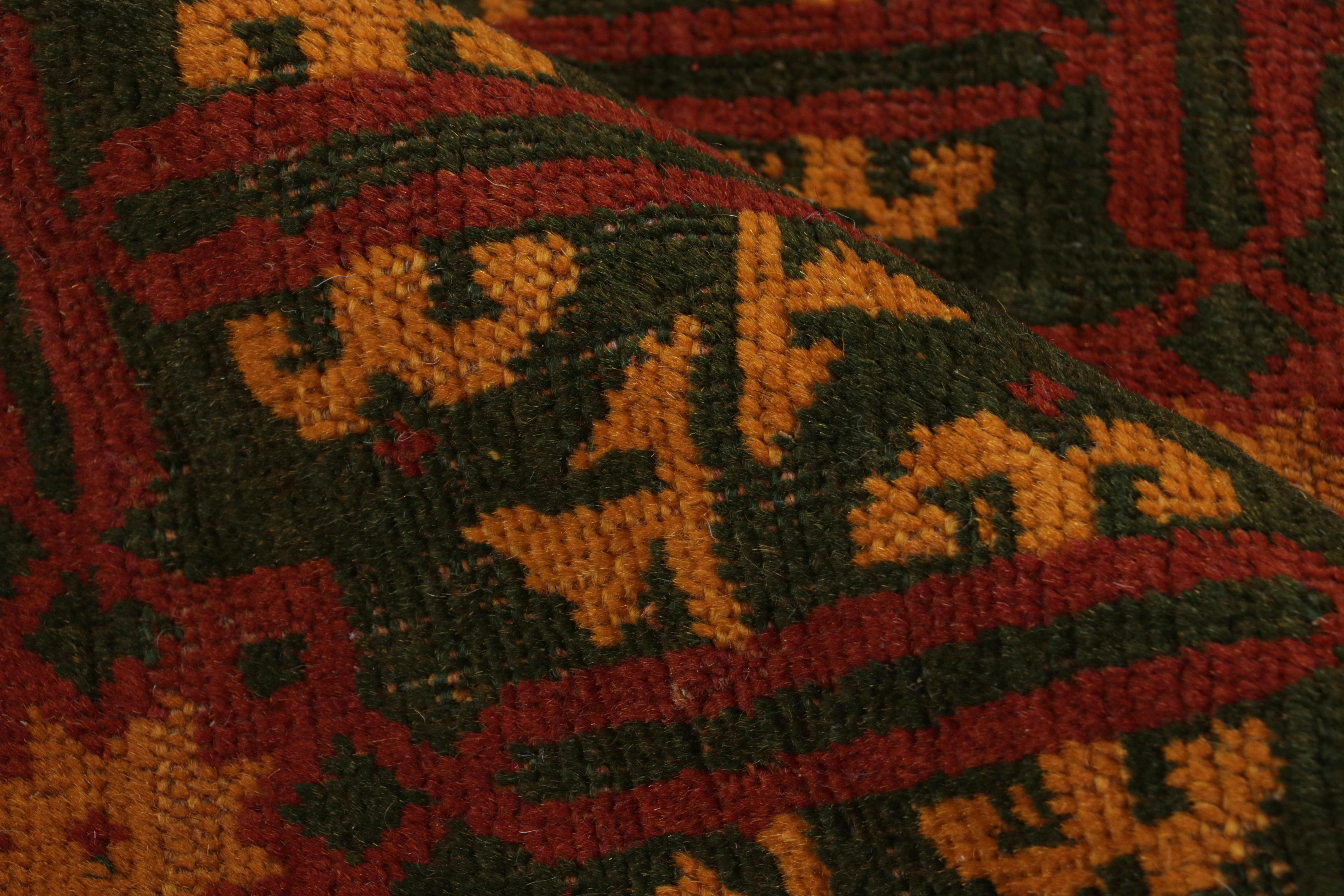 Tapis en laine vintage du milieu du siècle à motifs floraux géométriques rouges et verts - Accen... Bon état - En vente à Long Island City, NY
