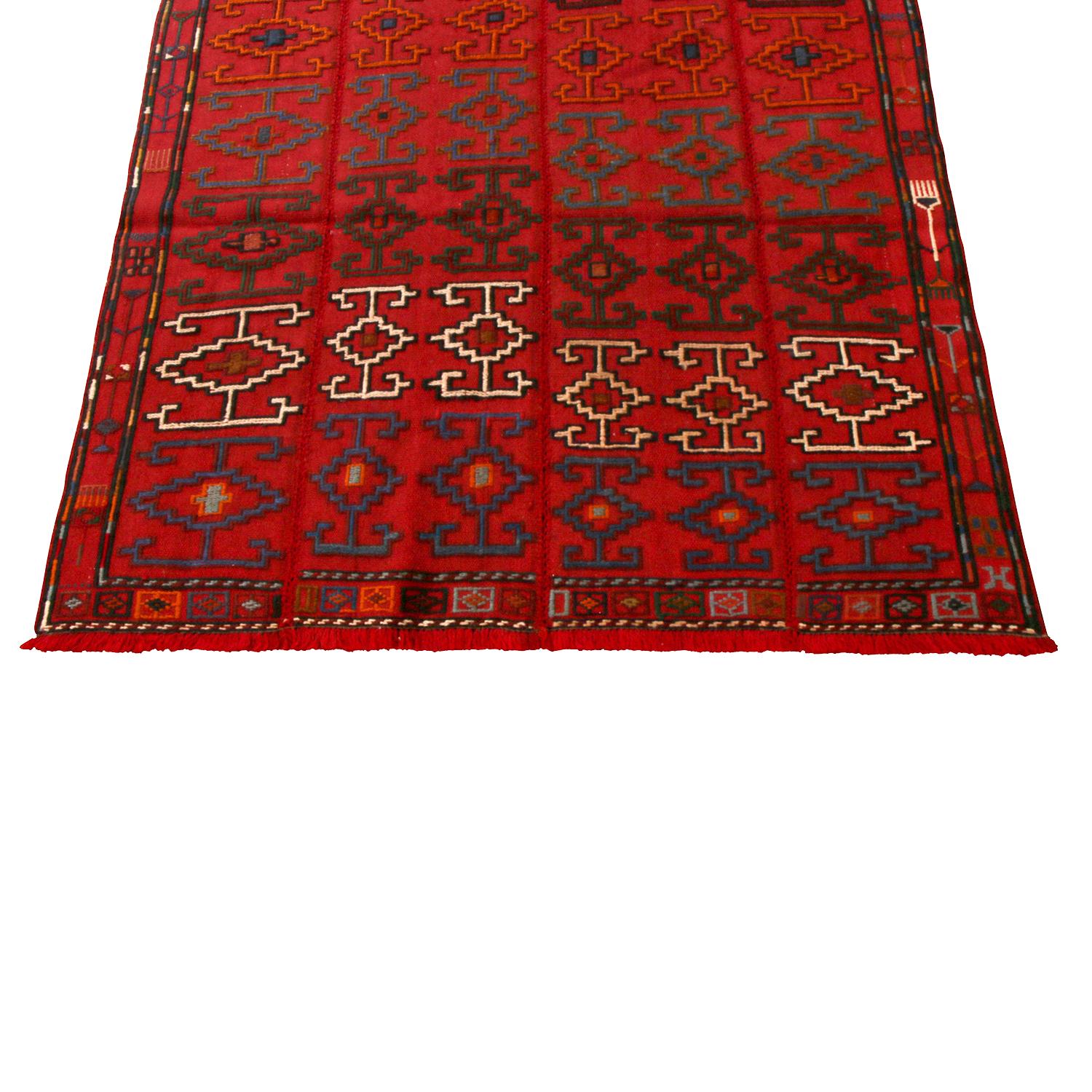 Dieser Verneh-Kilim aus der Mitte des Jahrhunderts, der zwischen 1950 und 1960 in Persien aus Wolle gewebt wurde, zeichnet sich durch eine ungewöhnliche Vielfalt einzigartiger Elemente in Farbgebung, geometrischem Muster und Textur aus. Die