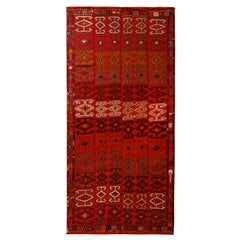 Vintage Mid-Century Geometric Red Wool Verneh Persian Kilim Runner (Couloir Kilim persan en laine rouge)