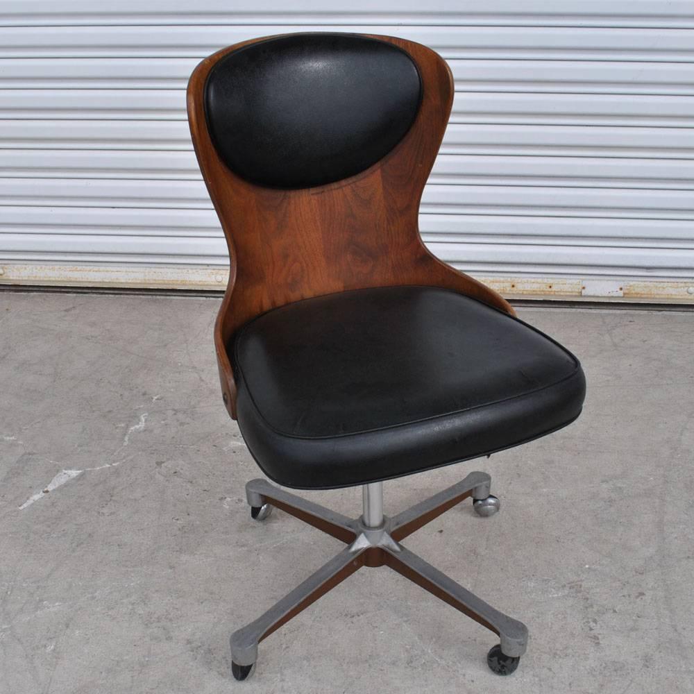 Vintage mid century George Mulhauser Plycraft task chair
Beautiful and rare task chair by Plycraft. Molded plywood construction with a rich walnut finish in black vinyl on a four-star base with castors. 
Seat height 17-19