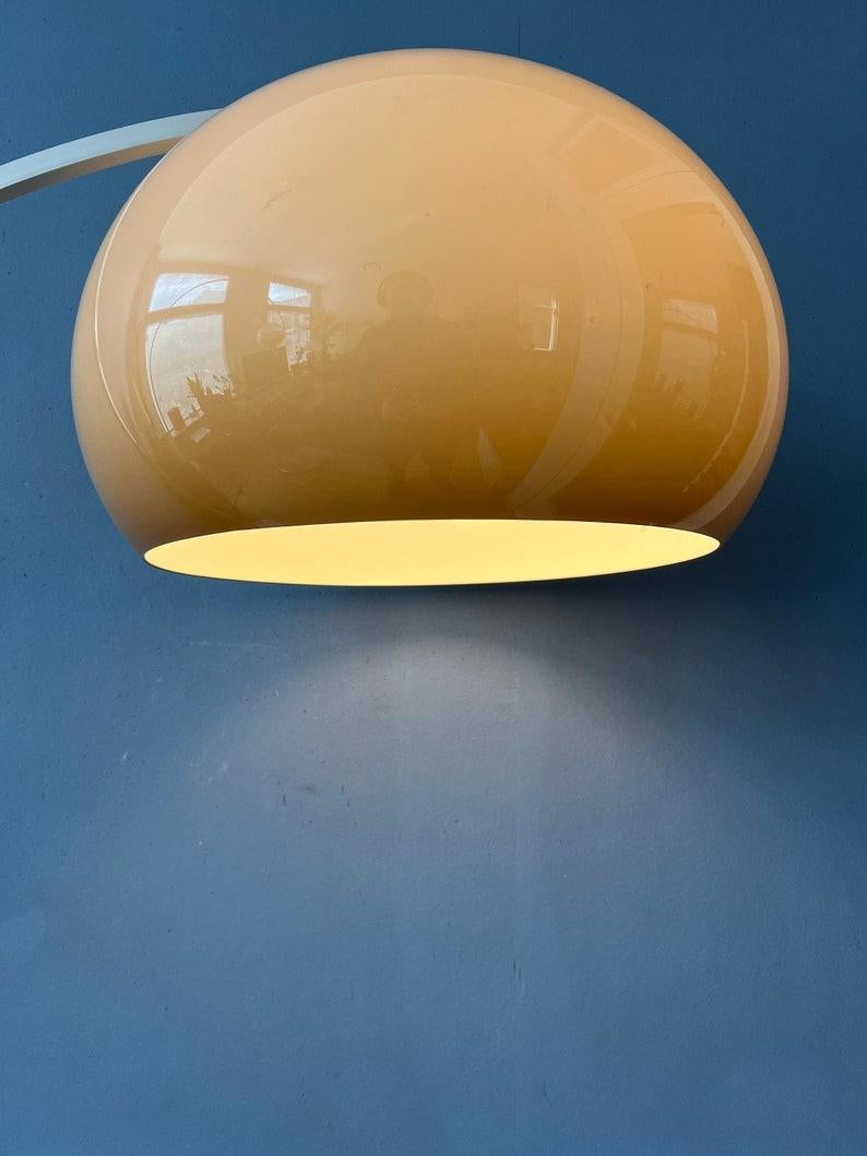Seltene Space-Age-Bogenstehleuchte von GEPO mit beigem Pilzschirm. Der Pilzschirm aus Acrylglas erzeugt einen warmen Lichtschein. Die Höhe/Länge der Leuchte kann mit dem ausziehbaren Arm verstellt werden. Die Lampe benötigt eine E27-Glühbirne