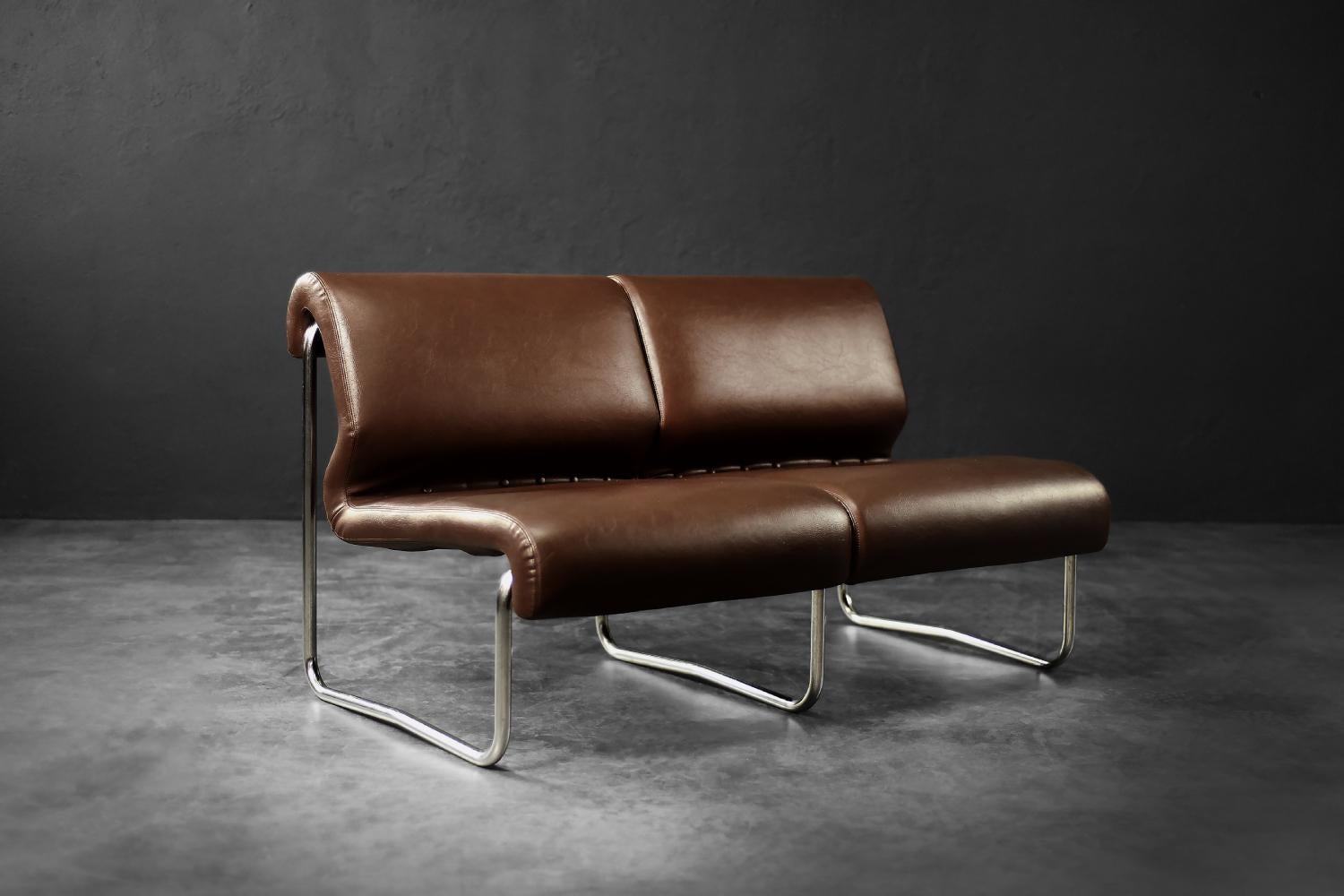 Materiale sintetico Divano da salotto a 2 posti con struttura in acciaio marrone, Vintage Mid-Century German Modern, anni '70 in vendita
